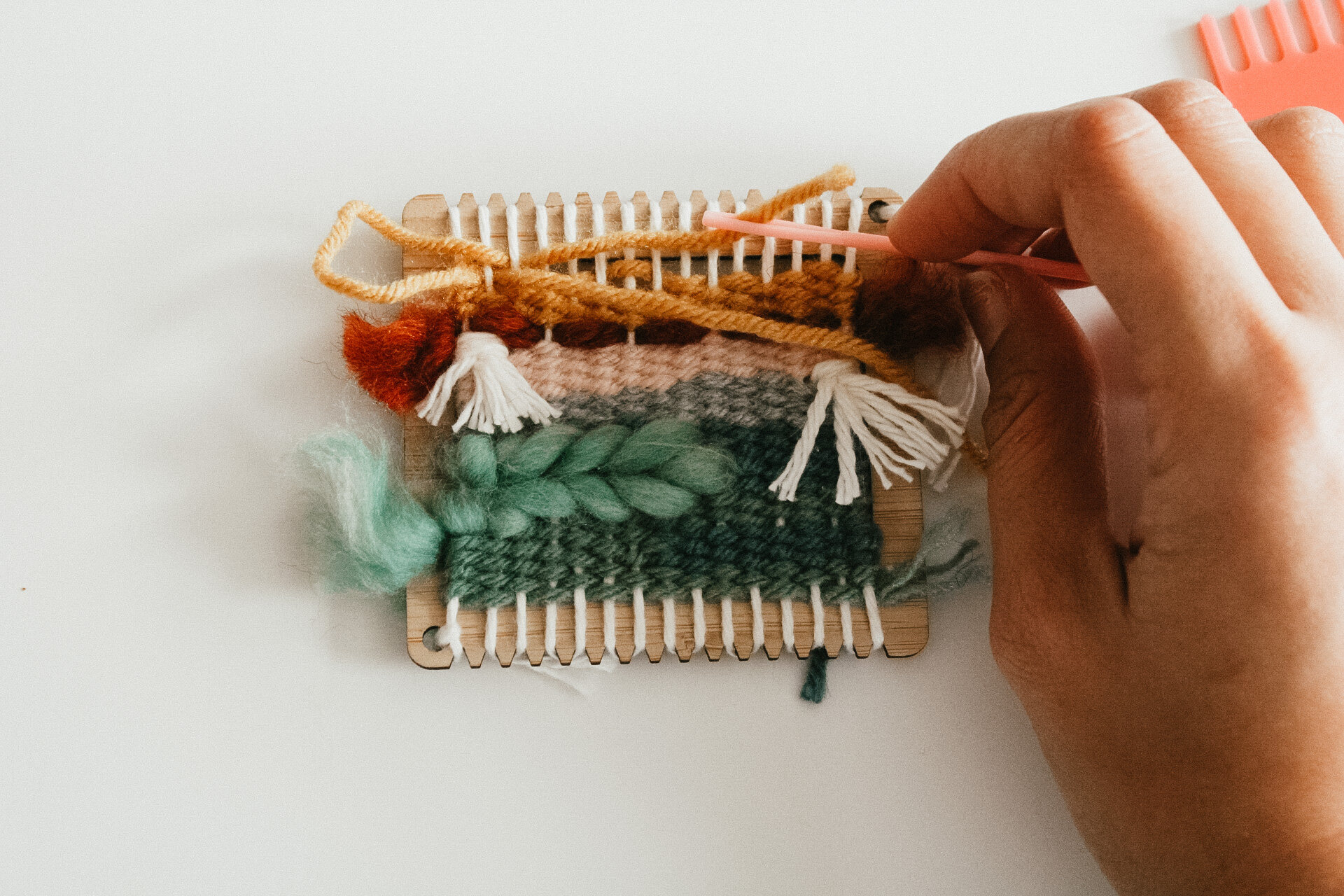 How To Make a DIY Mini Loom  Weaving loom projects, Weaving loom diy,  Weaving projects