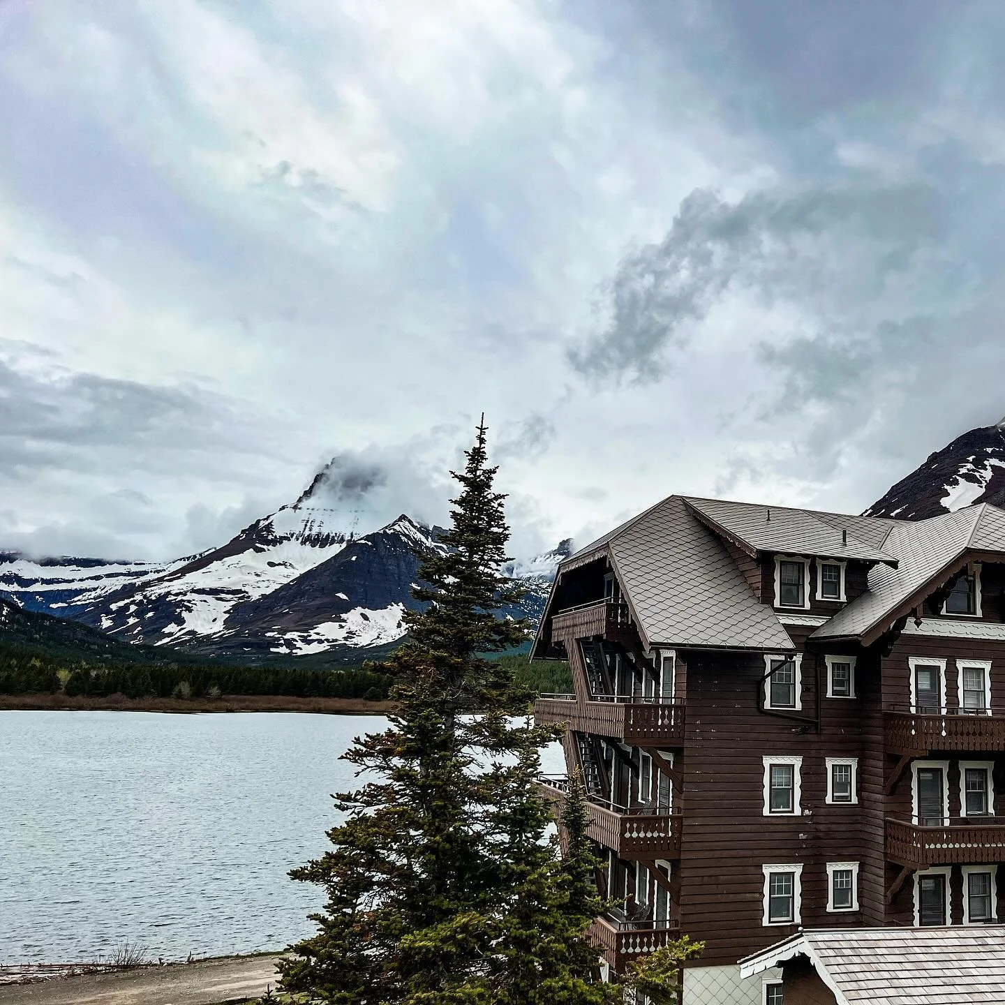 Our hiking adventure on the Swiftcurrent Lake Trail near the Many Glaciers Hotel had us laughing through unexpected challenges! 😂

Snow?? On the ground?? In June!? Who would&rsquo;ve thought! Definitely not us Texans 😅

Despite lacking proper gear,