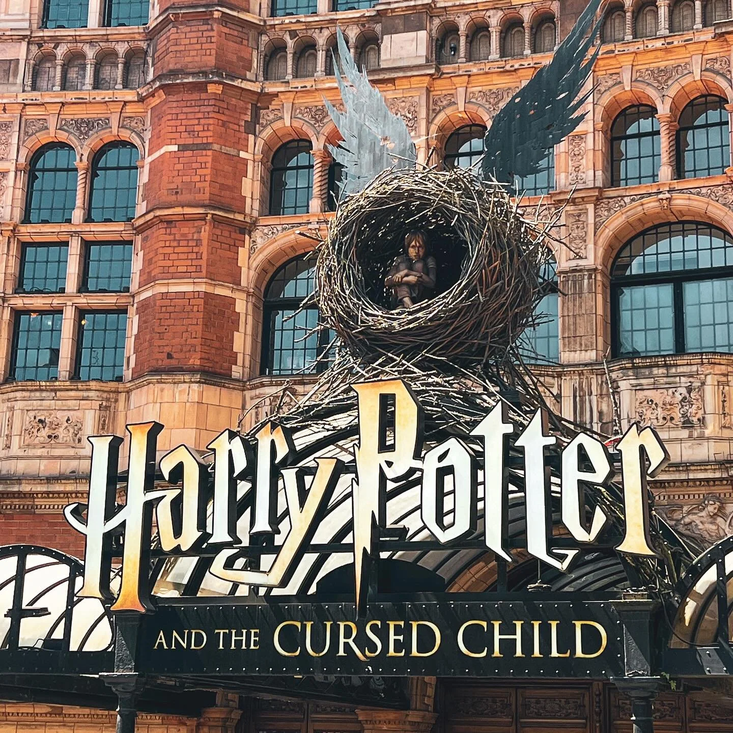 Happy Back to Hogwarts Day! ⚡️🪄🌂 (Part 1 of 3)

Last year, I took the ultimate Harry Potter trip to the UK with my dad and sister. We grew up going to all the midnight premieres with him, so it only felt right to do a father/daughter Harry Potter t