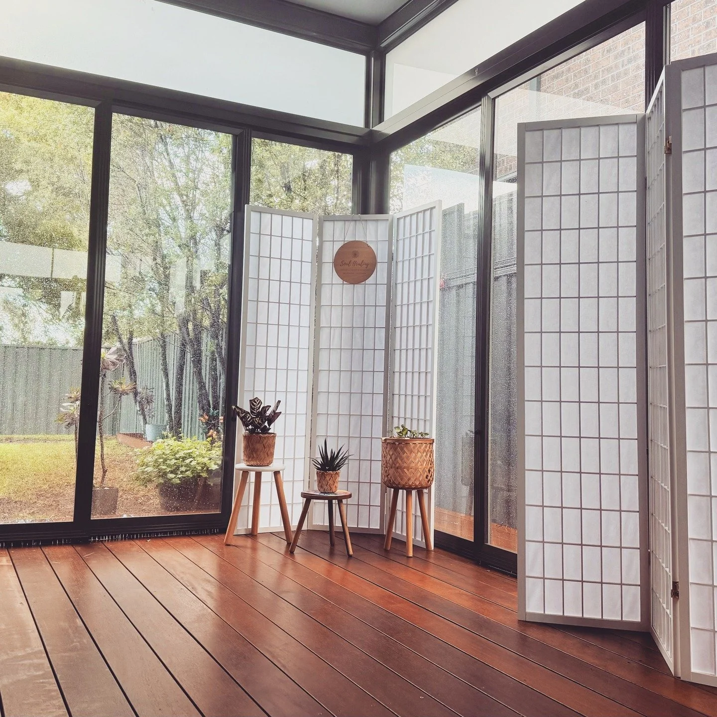 Today, after a busy week immersed in many things, I chose to simply be&hellip; to do nothing.
To return inward, and to do what has saved me over and over again&mdash;what I call energy ✨
To sit on the wooden floor, accompanied by the gentle rhythm of