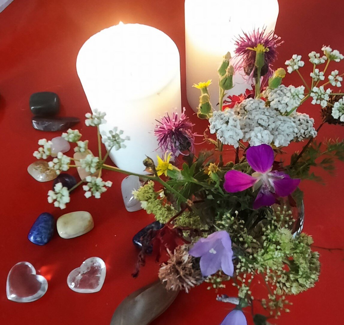 blomster og krystaller på rødt bord beskåret.jpg