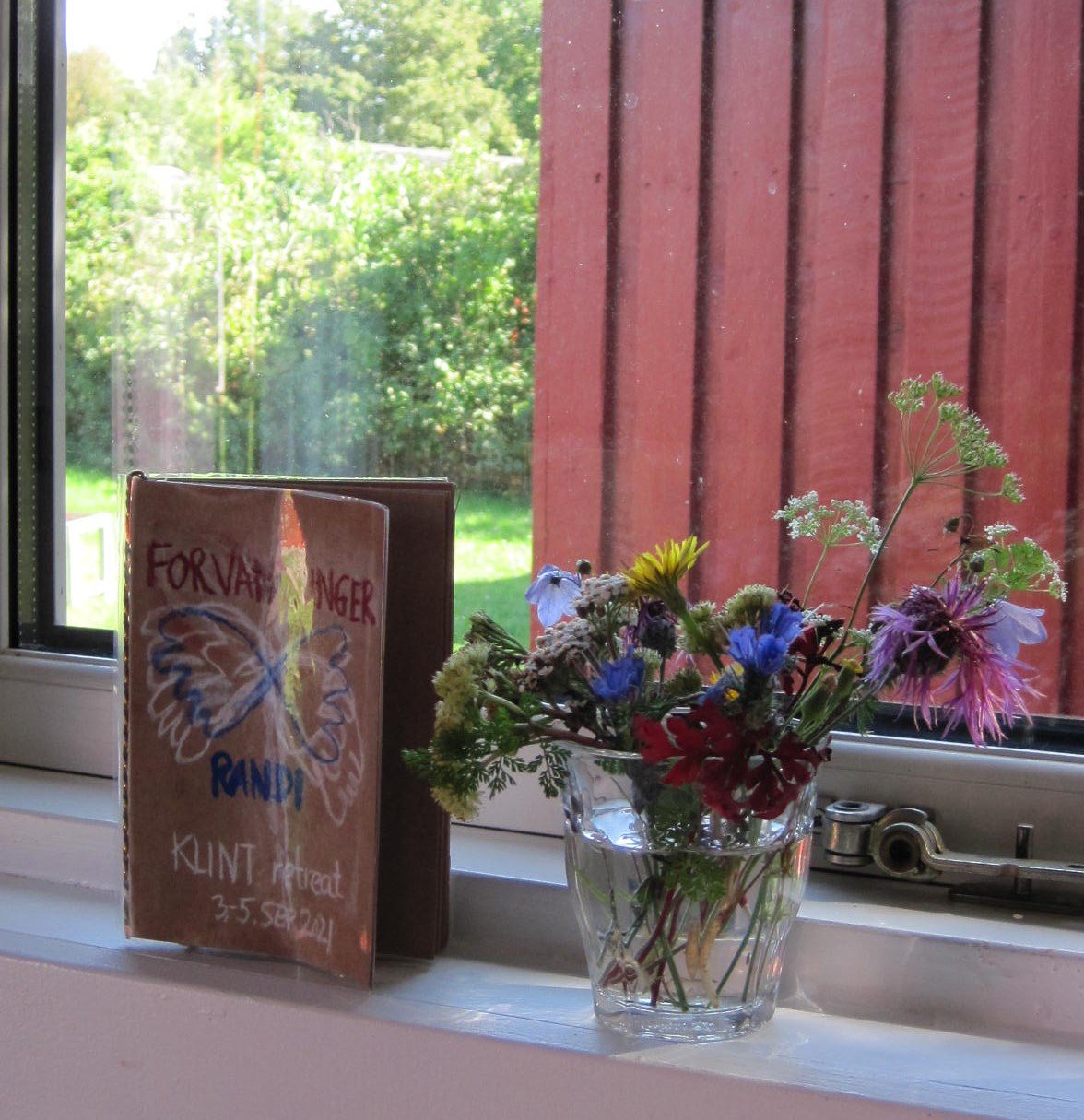 notesbog og blomster.jpg