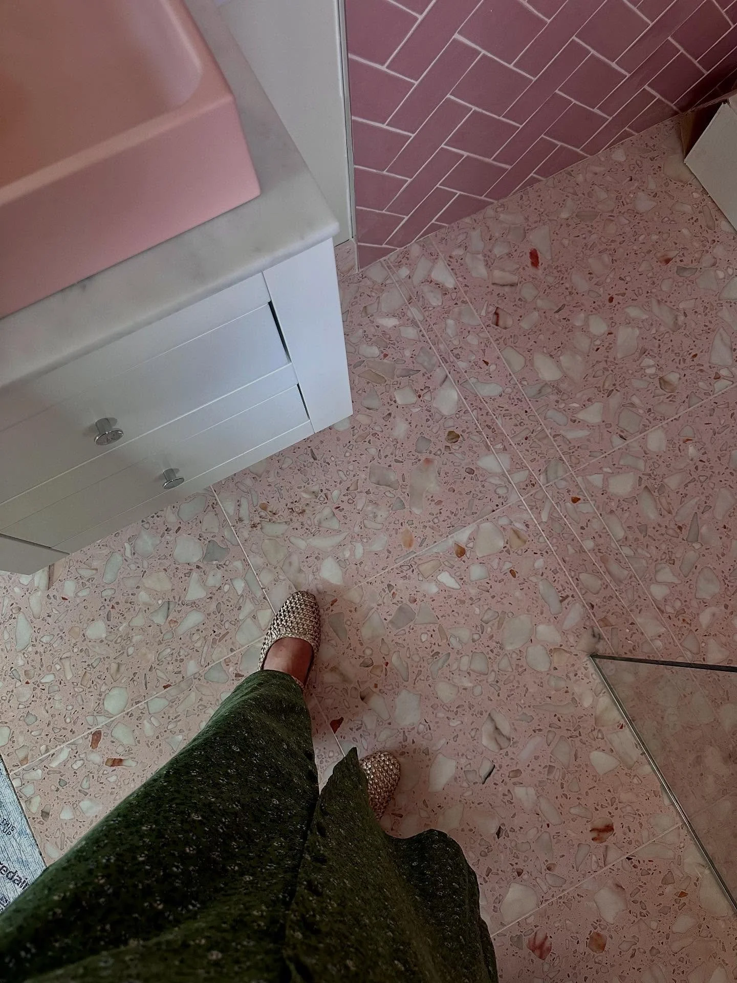 Pink paradise 🏰 💖 

Things are coming together on a project I have been working on for the past 18 months and it is a stunner!!! I love this part of a project when the vision starts to become a reality! 

#pinkbathroom #pinkinterior #bathroomsofins