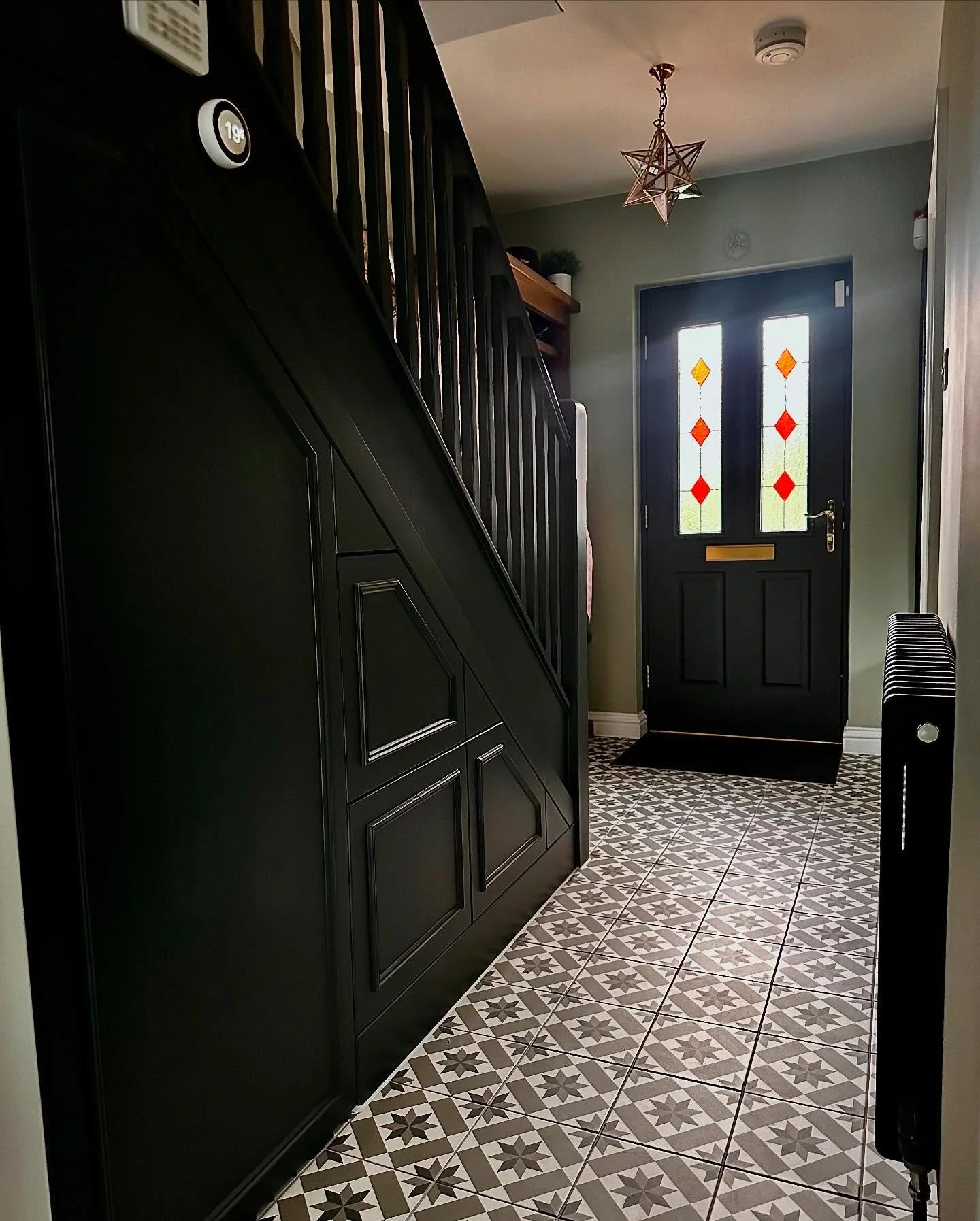 Ooh la la la 🖤 this hallway certainly packs a punch! Hallways are the perfect space to be bold and show some personality. They&rsquo;re the space that welcomes you home and that you don&rsquo;t spend too long in which makes them the perfect place to