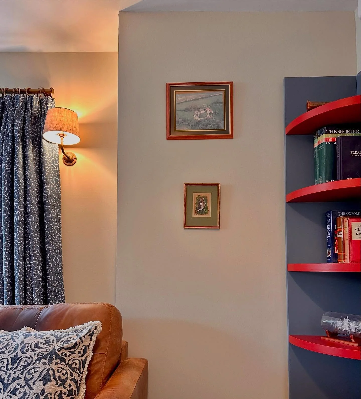 Happy sunny sunny Friday!!!! Just popping in to brighten your day even more with this playful living room design! I do love a pop of red against blue, it&rsquo;s such an unexpected combo! 
Swipe to see the before pic 💫 
Have a wonderful long weekend