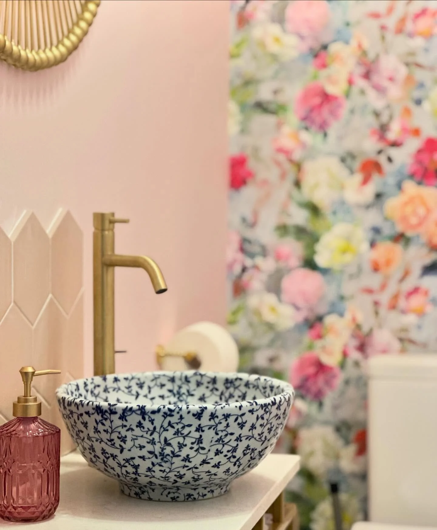 Is this the cutest little basin you ever did see&hellip;? 
I had fun designing this cloakroom, everywhere you look, you notice something new! 

#bathroomdesign #cloakroomtoilet #cloakroomdesign #cloakroomdecor #bathroomsofinstagram #bathroomdesignide