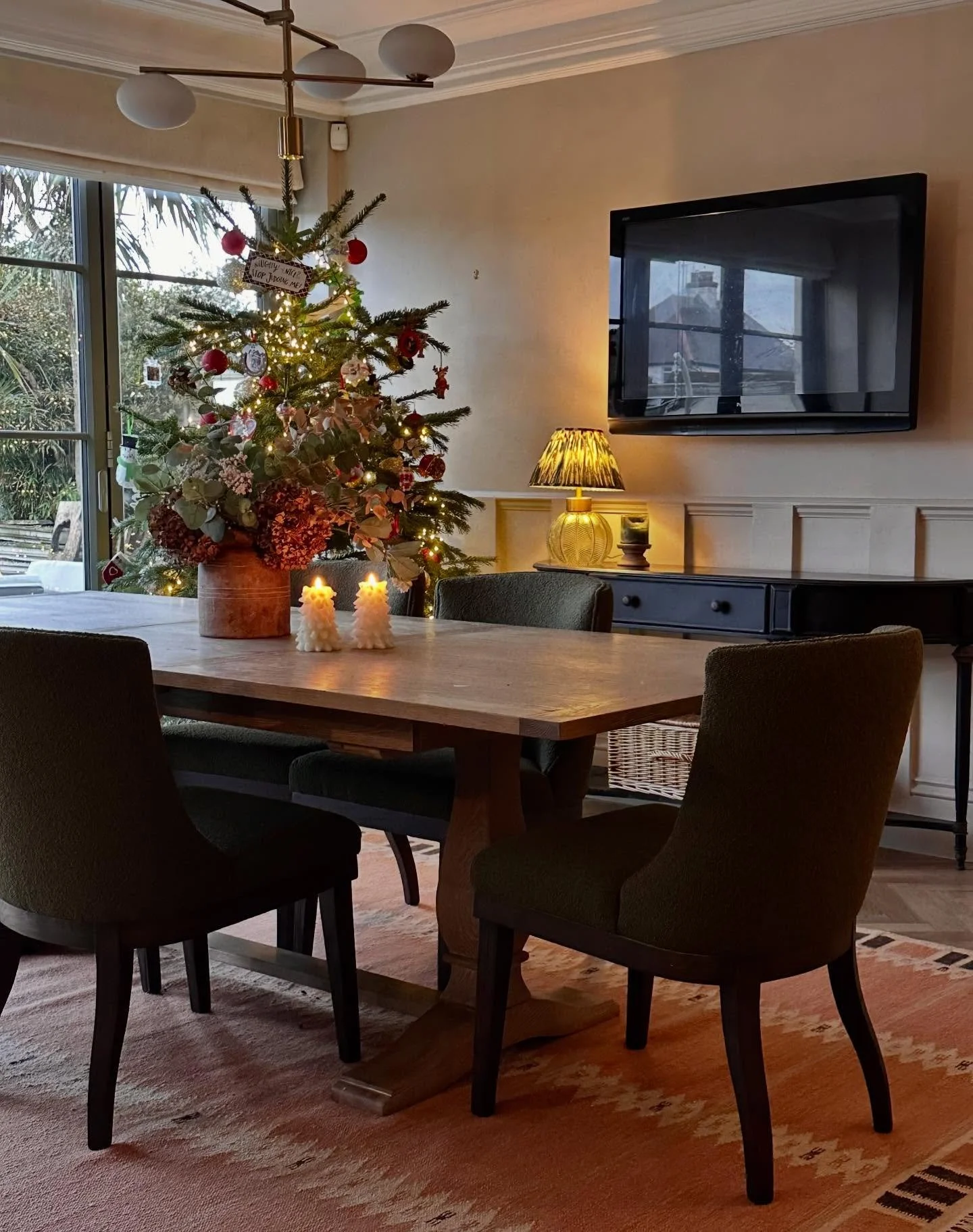 I just LOVE this time of year!!!! 🎄

I&rsquo;m not going to apologise or try and hide the tele because they are everywhere in our house 🤣 I may be an interior designer, but I&rsquo;m also a mum and a wife and believe homes are for living in (althou