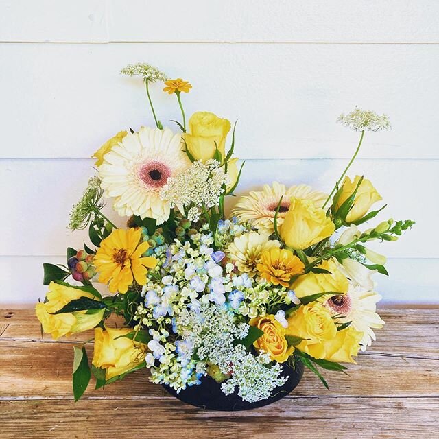 50th #anniversary arrangement for a couple who loves #yellow roses💛
&bull;
&bull;
&bull;
&bull;

#roses #floristsofinstagram #athensflorist #floraldesign #sunshine #gerberas #hydrangea #atlantaflorists #athenswedding #southernbride #centerpiece #my_