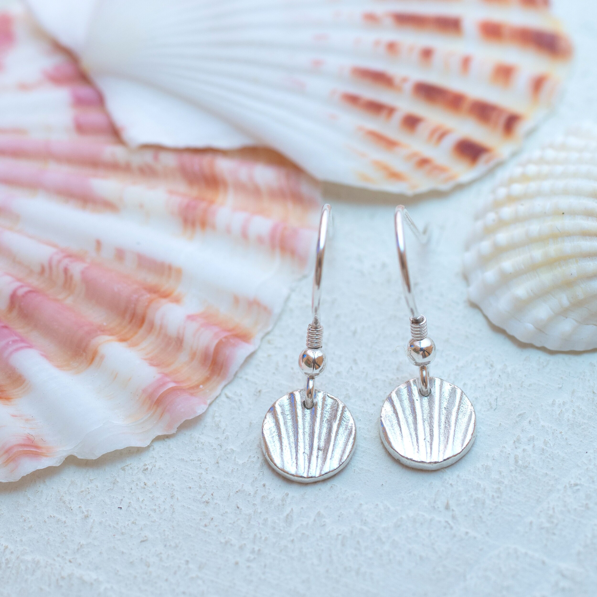 Shell pattern circle earrings