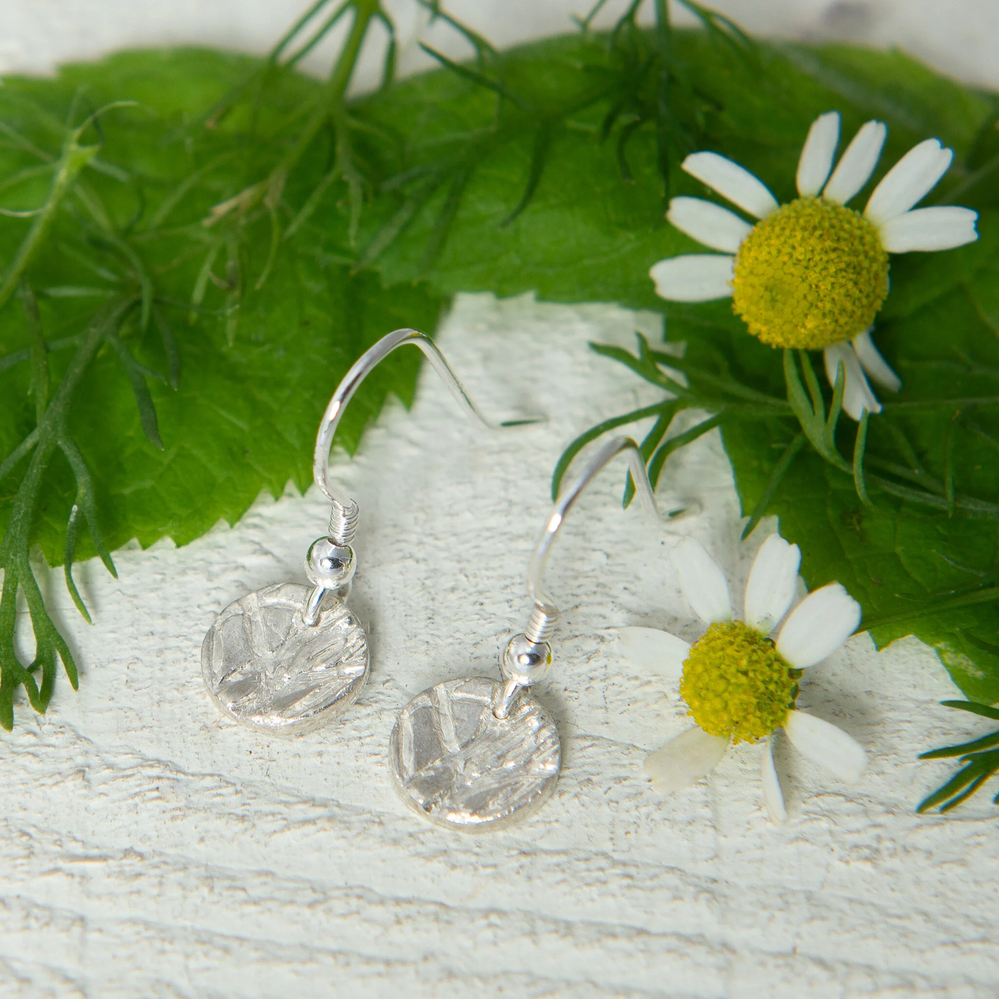 Chamomile leaf circle earrings