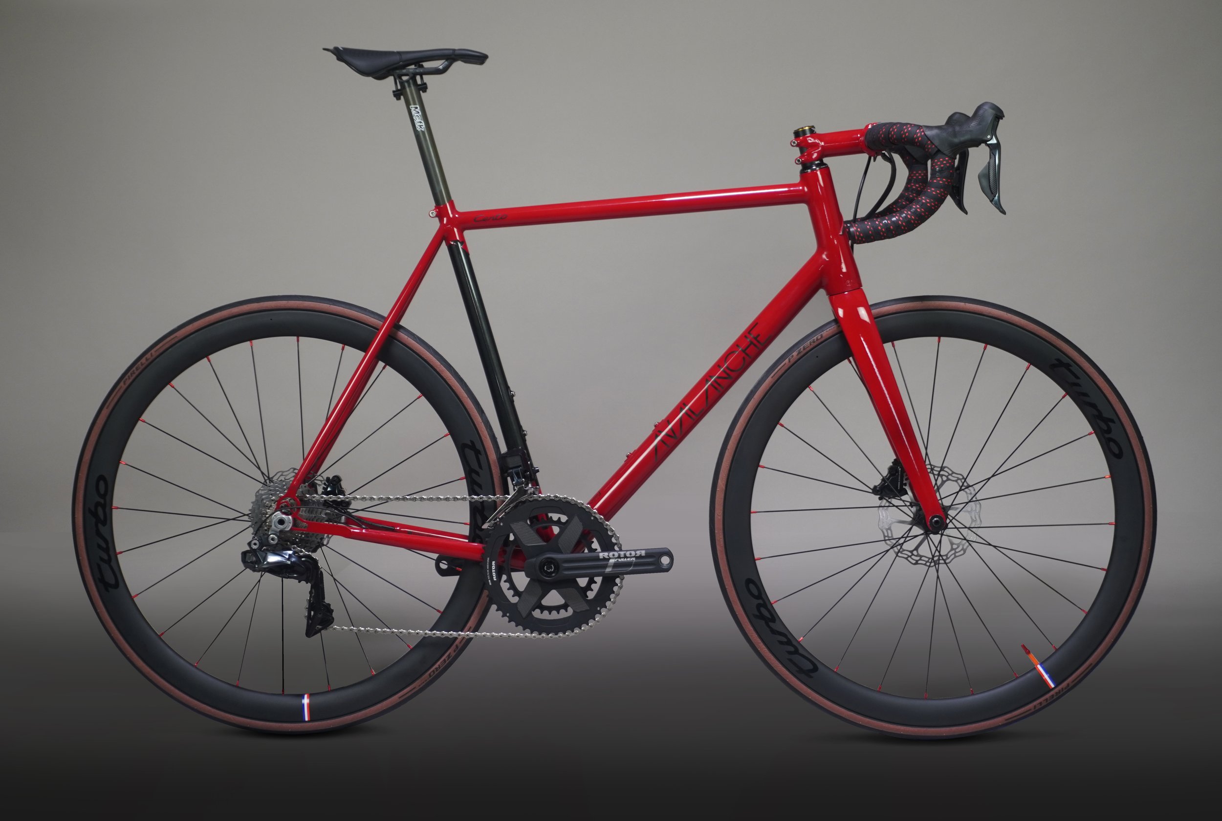 Avalanche cycles - CENTO ROUGE SUR MESURE 01.jpg