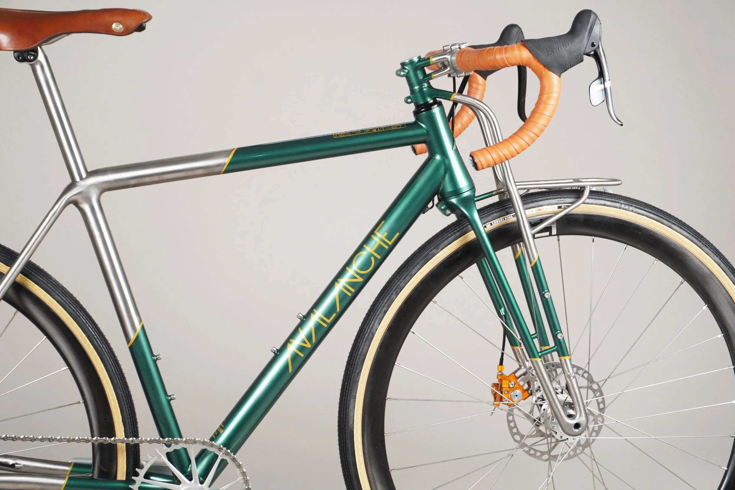 AVALANCHE CYCLES -TITANE SUR MESURE TRUSS VERT 02.jpg