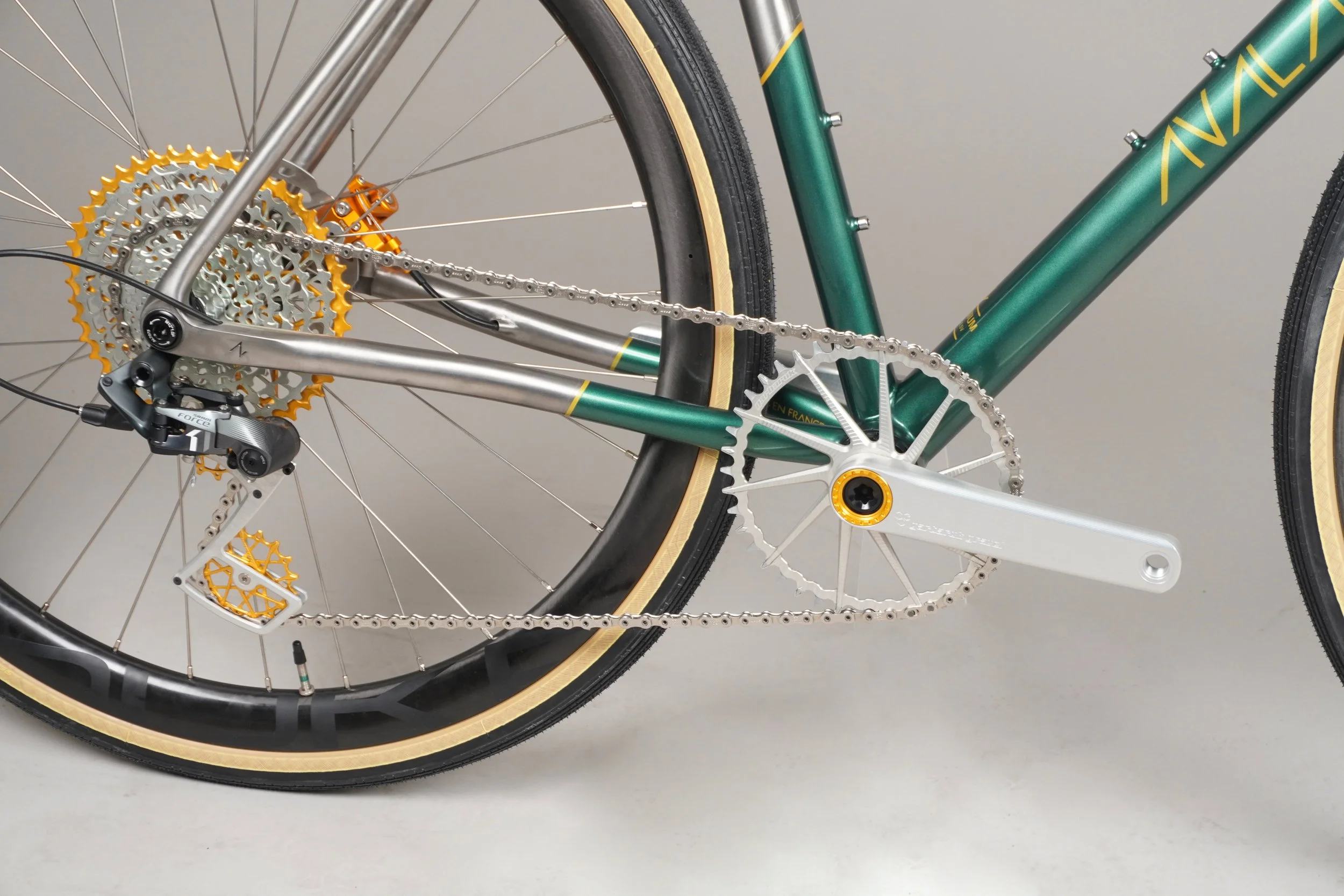 AVALANCHE CYCLES -TITANE SUR MESURE TRUSS VERT 04.jpg