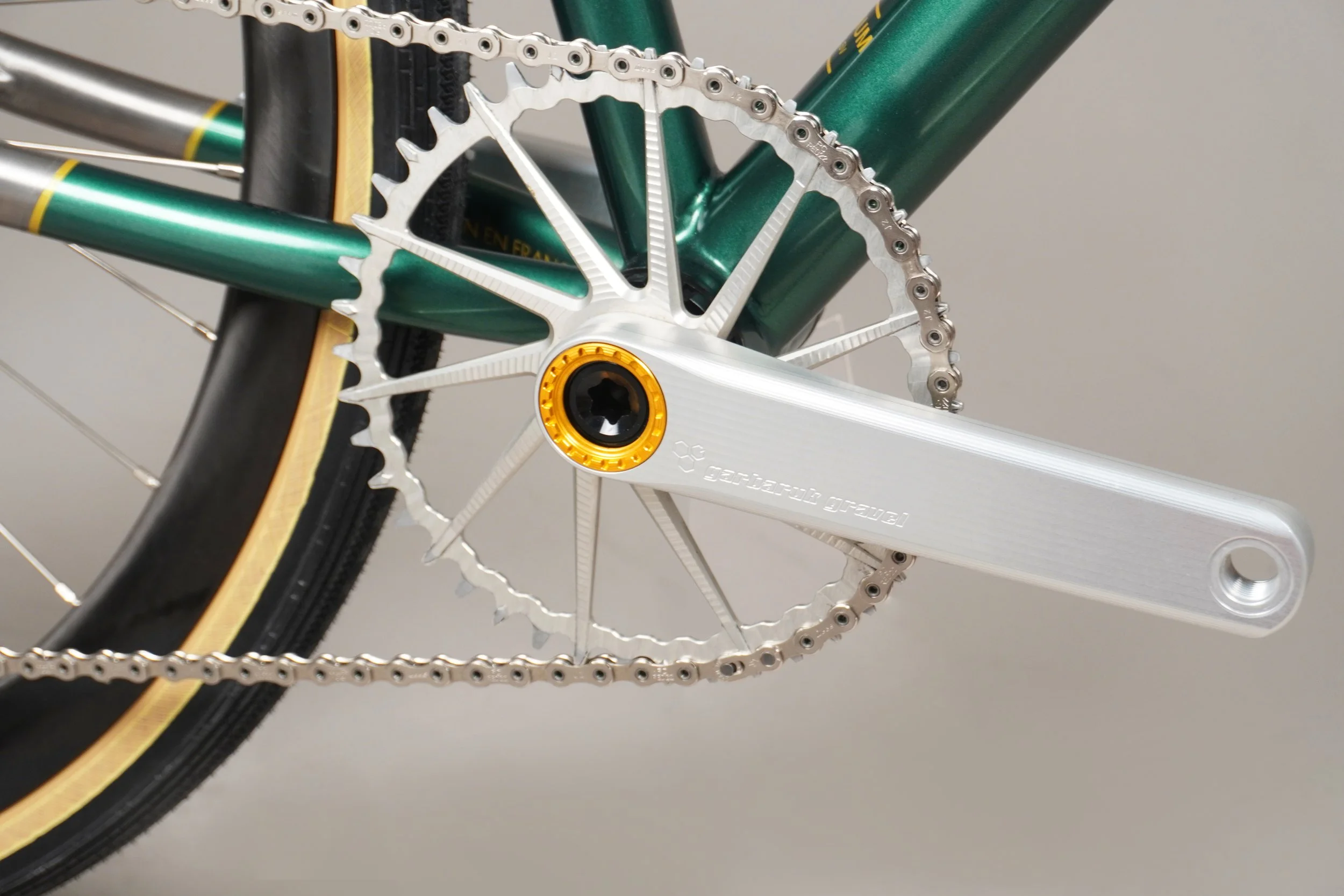 AVALANCHE CYCLES -TITANE SUR MESURE TRUSS VERT 08.jpg