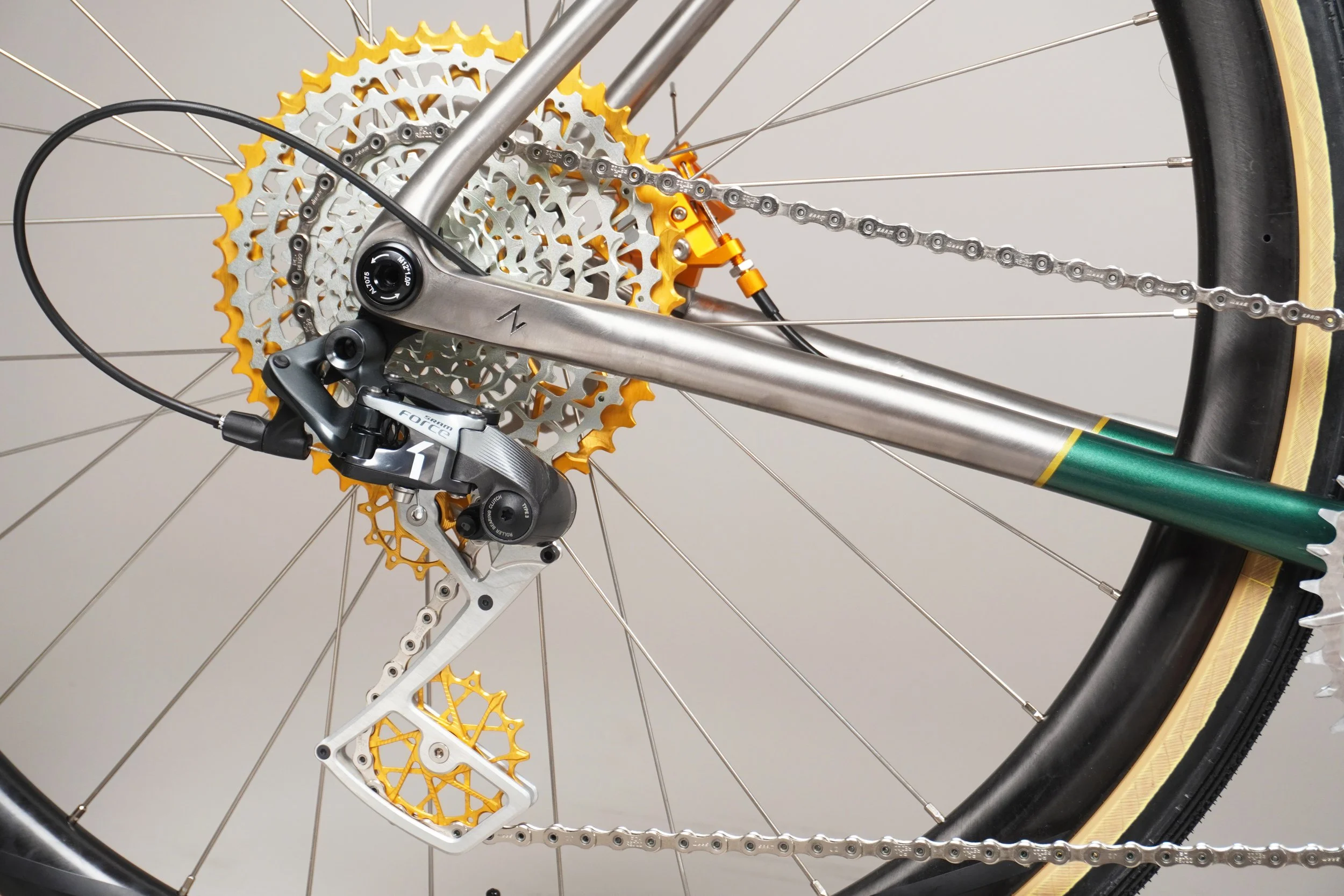 AVALANCHE CYCLES -TITANE SUR MESURE TRUSS VERT 10.jpg