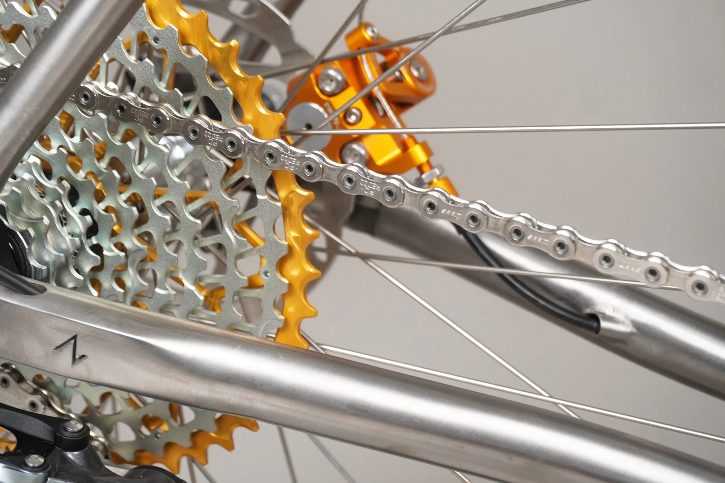 AVALANCHE CYCLES -TITANE SUR MESURE TRUSS VERT 11.jpg