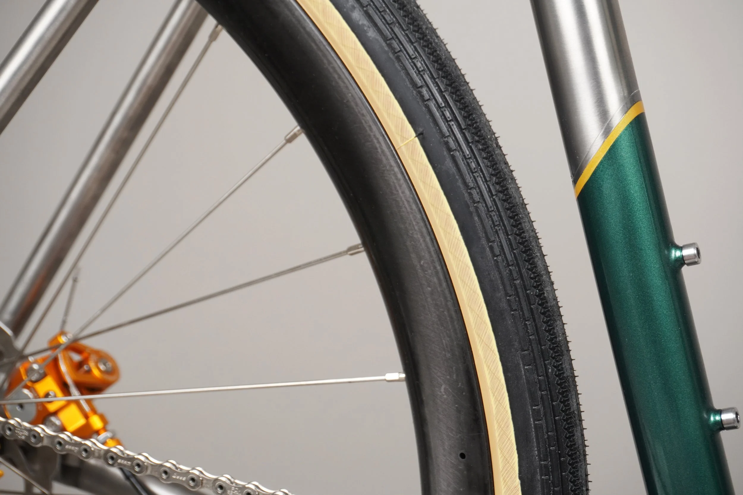 AVALANCHE CYCLES -TITANE SUR MESURE TRUSS VERT 12.jpg