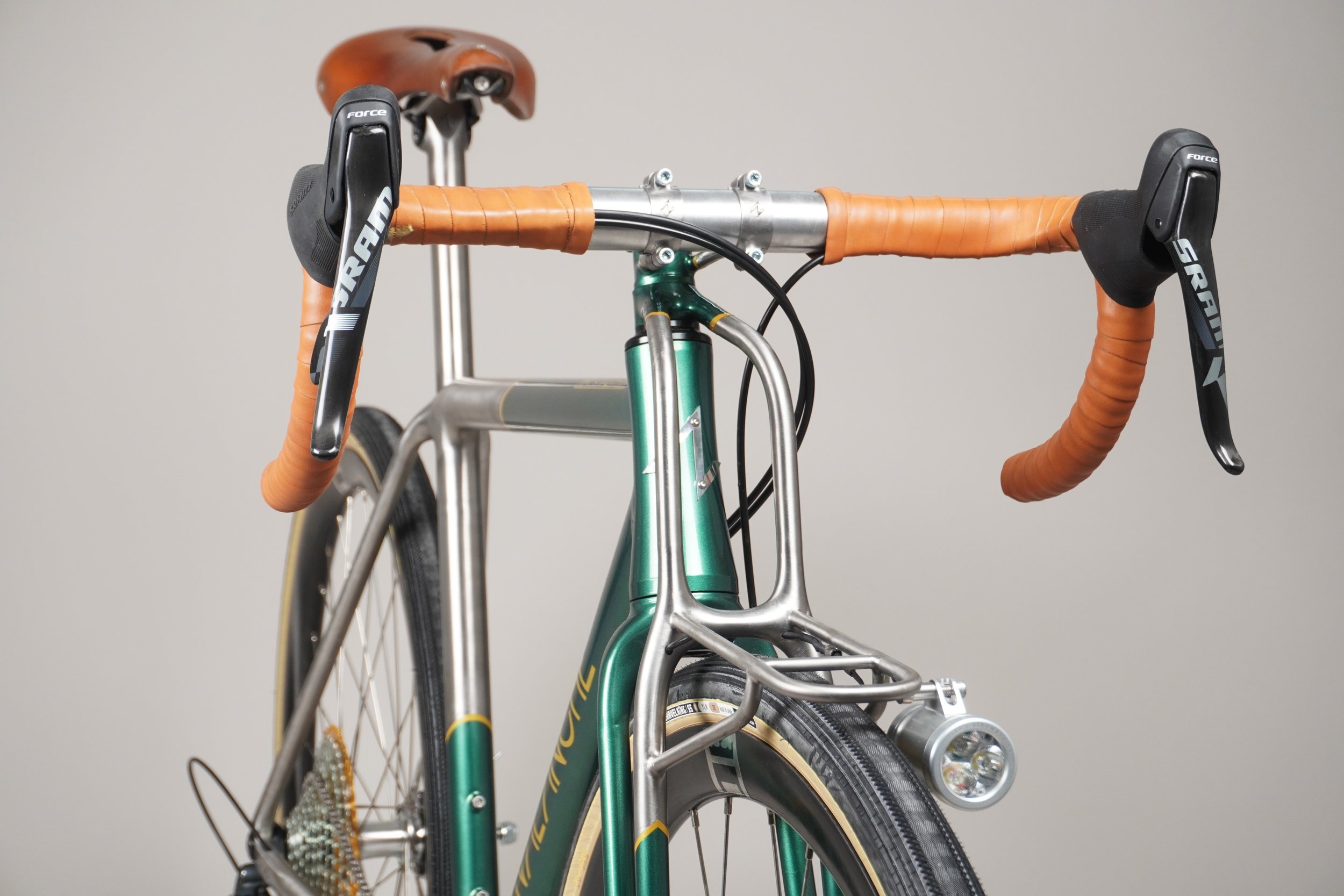 AVALANCHE CYCLES -TITANE SUR MESURE TRUSS VERT 15.jpg