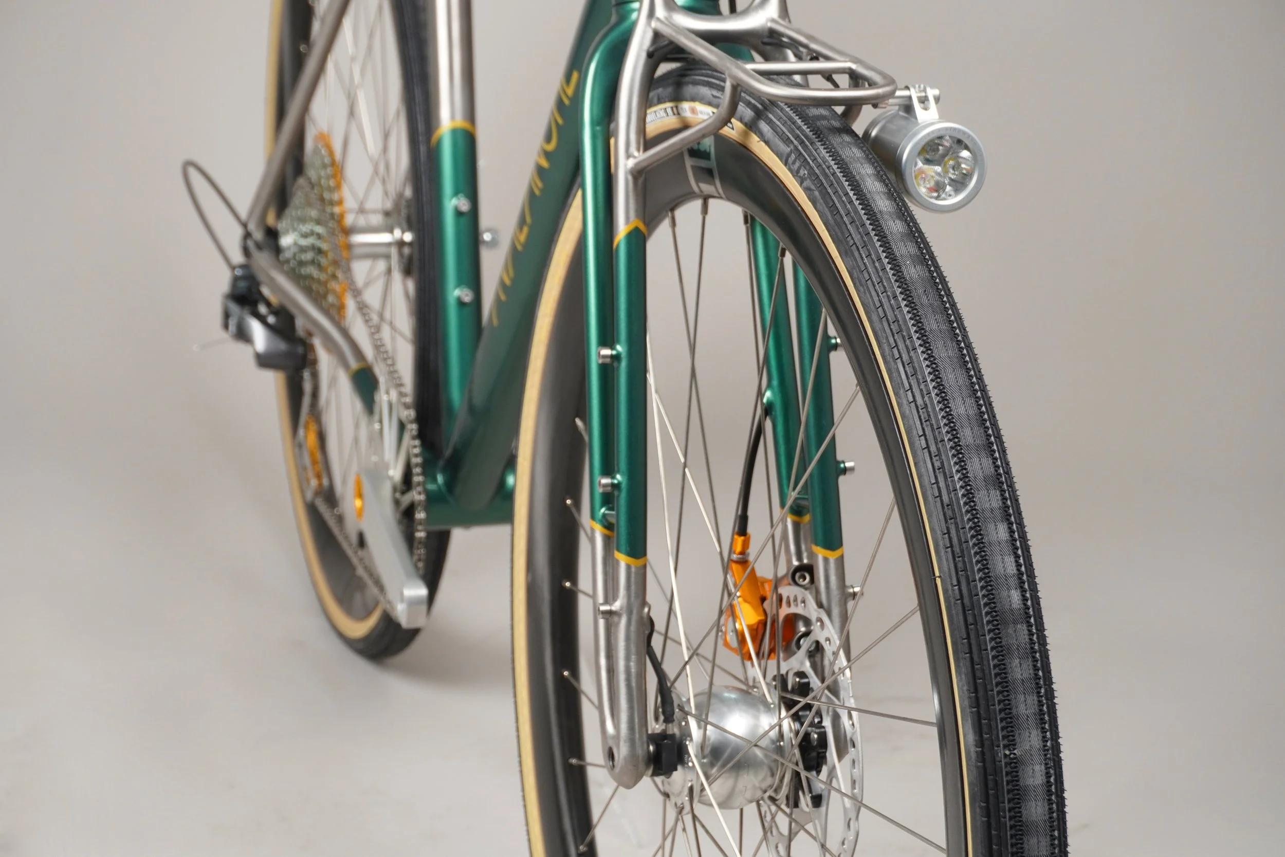 AVALANCHE CYCLES -TITANE SUR MESURE TRUSS VERT 16.jpg