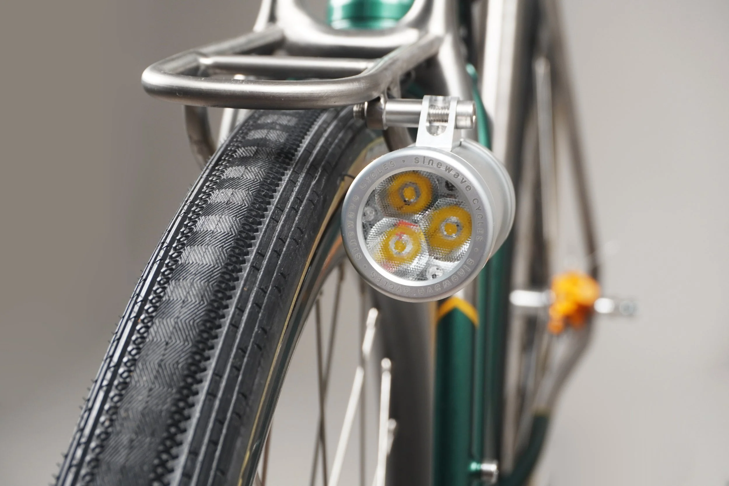 AVALANCHE CYCLES -TITANE SUR MESURE TRUSS VERT 19.jpg