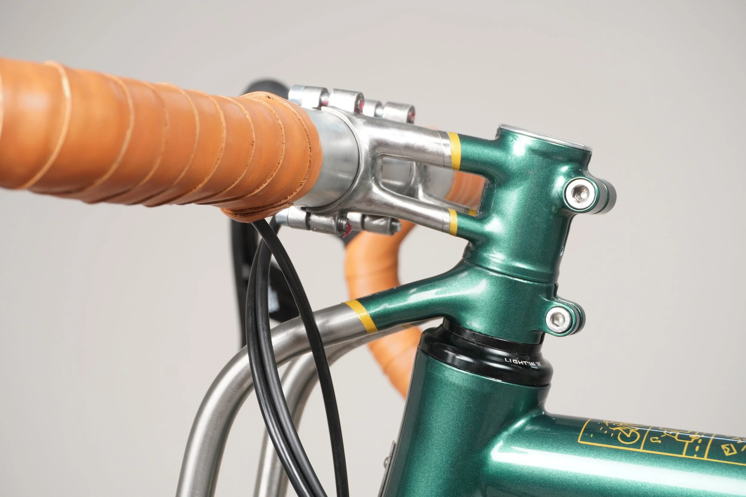 AVALANCHE CYCLES -TITANE SUR MESURE TRUSS VERT 26.jpg