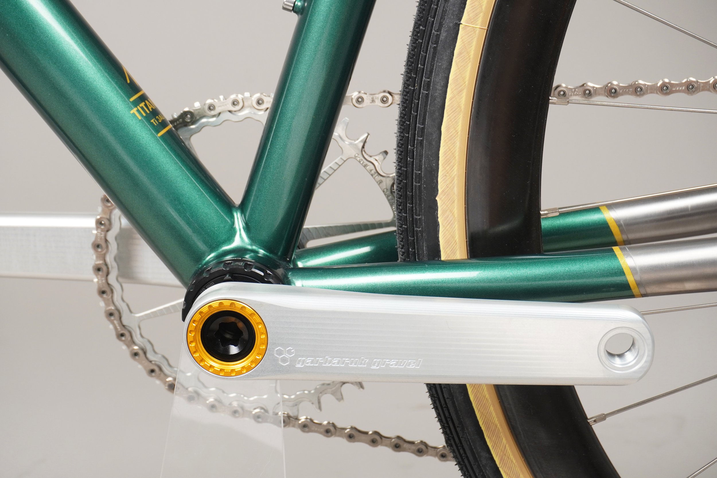AVALANCHE CYCLES -TITANE SUR MESURE TRUSS VERT 27.jpg