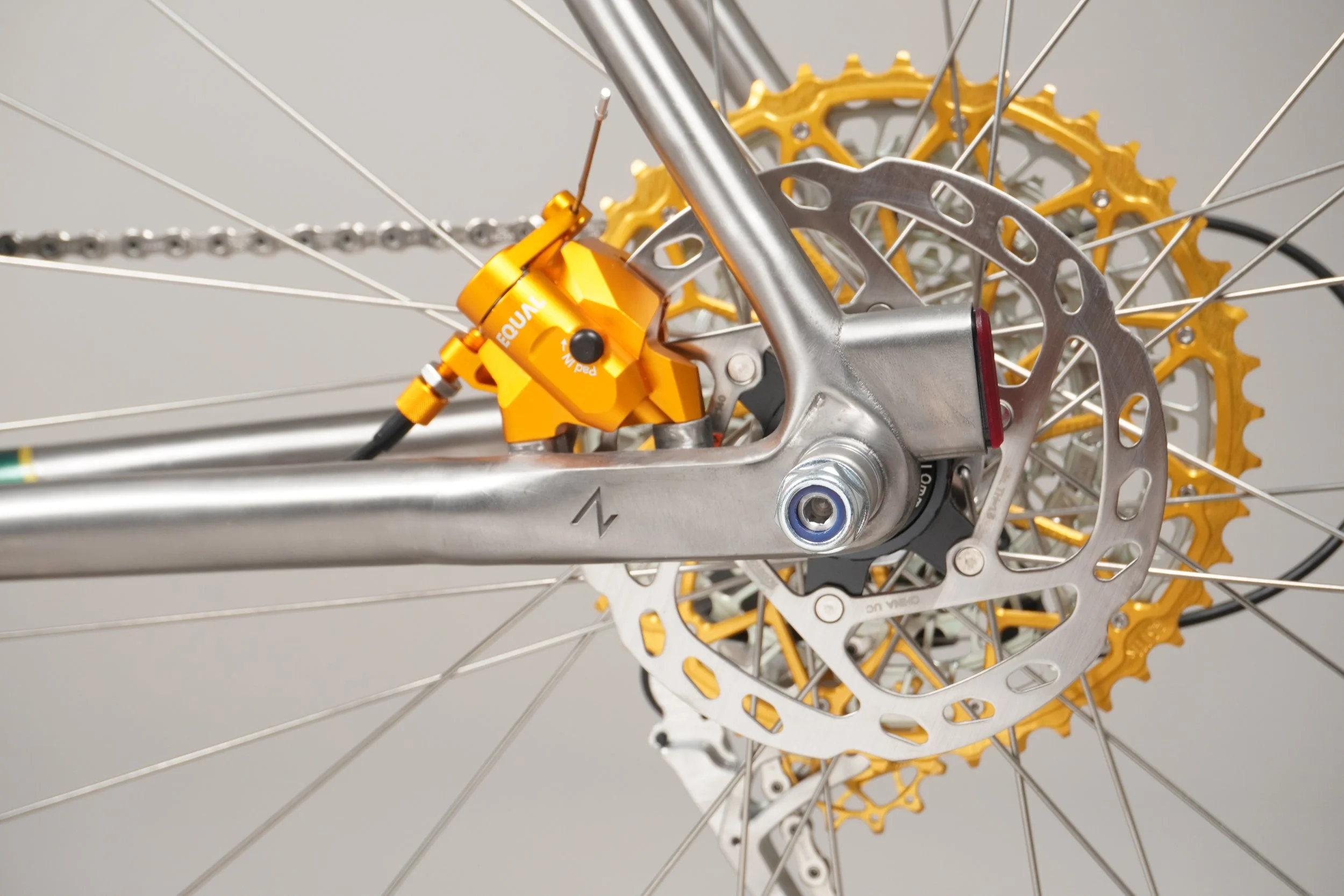 AVALANCHE CYCLES -TITANE SUR MESURE TRUSS VERT 28.jpg