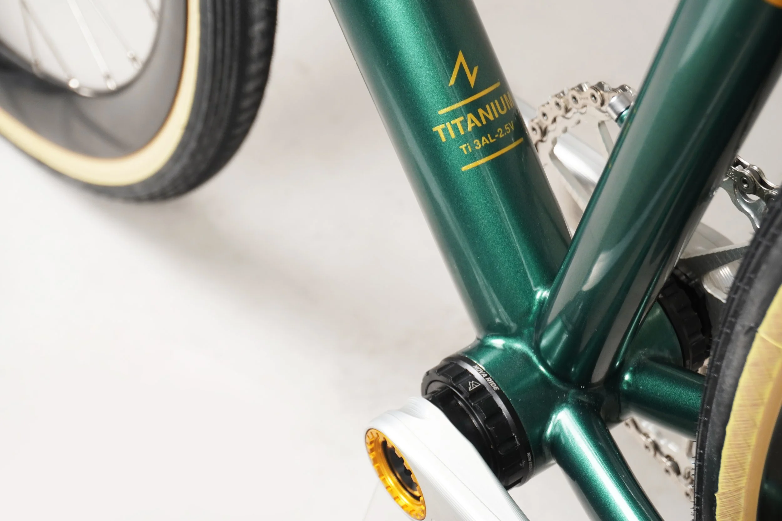 AVALANCHE CYCLES -TITANE SUR MESURE TRUSS VERT 29.jpg