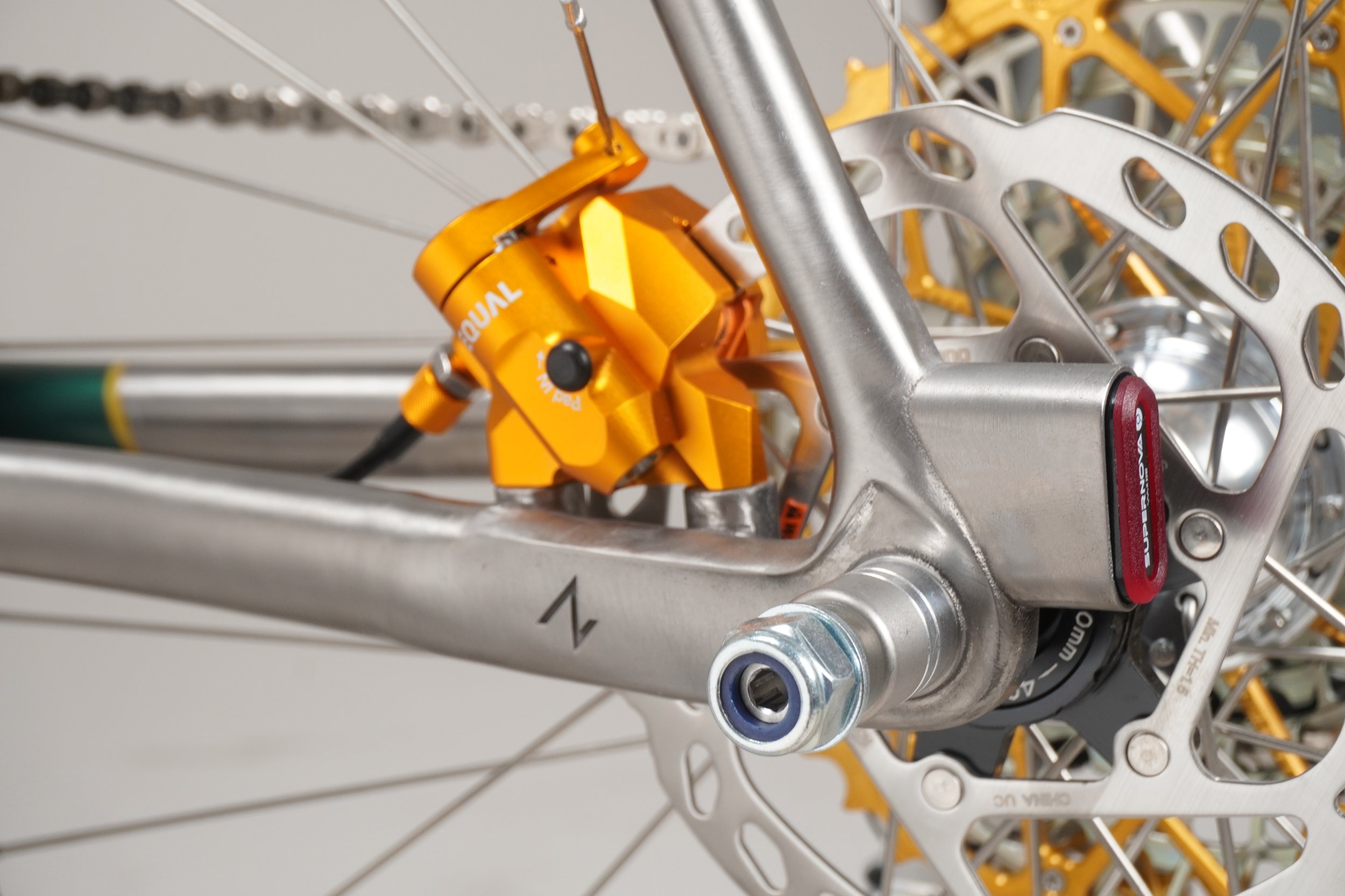 AVALANCHE CYCLES -TITANE SUR MESURE TRUSS VERT 33.jpg