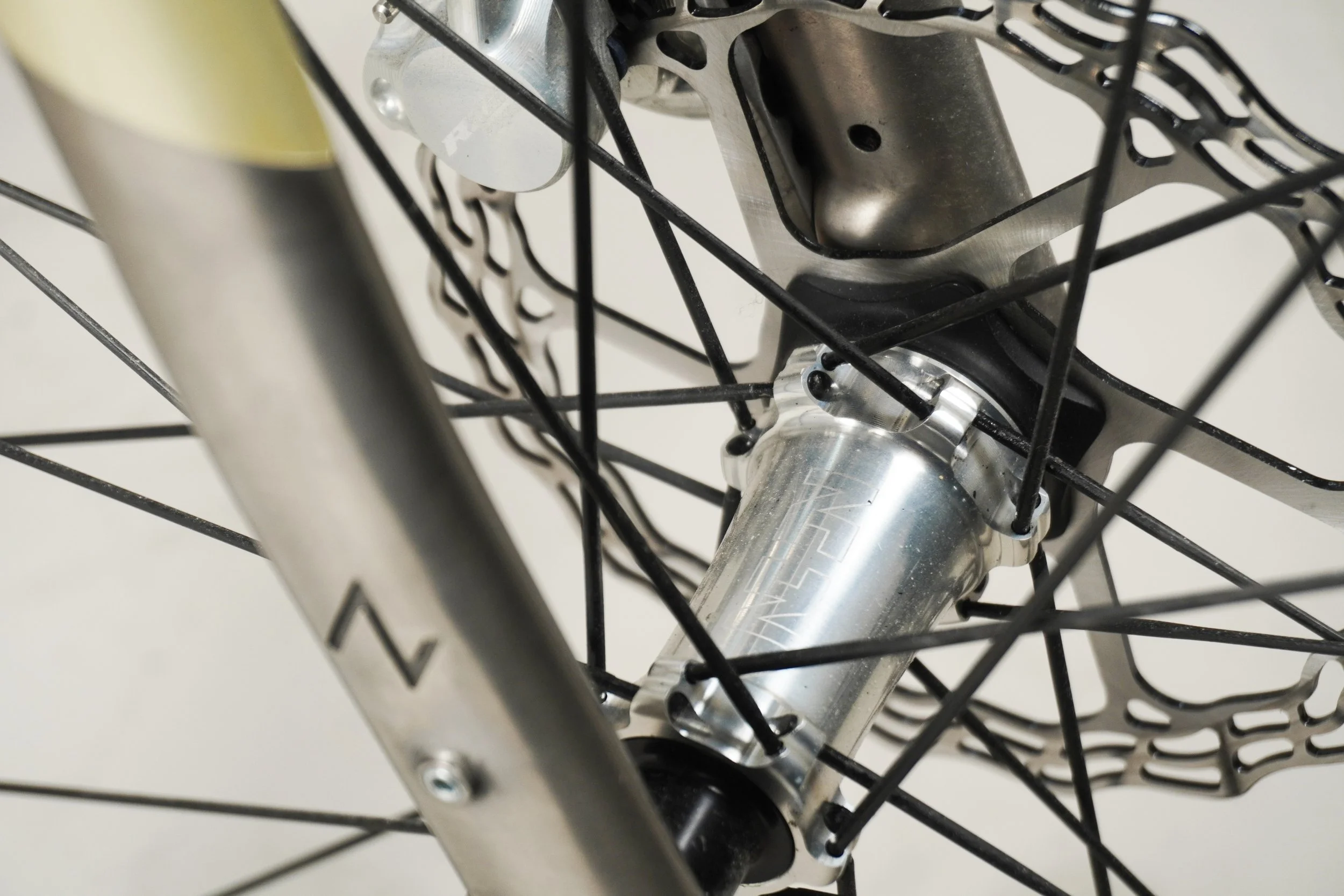 AVALANCHE CYCLES- WHITE TITANE PROLONGATEURS - 30.jpg