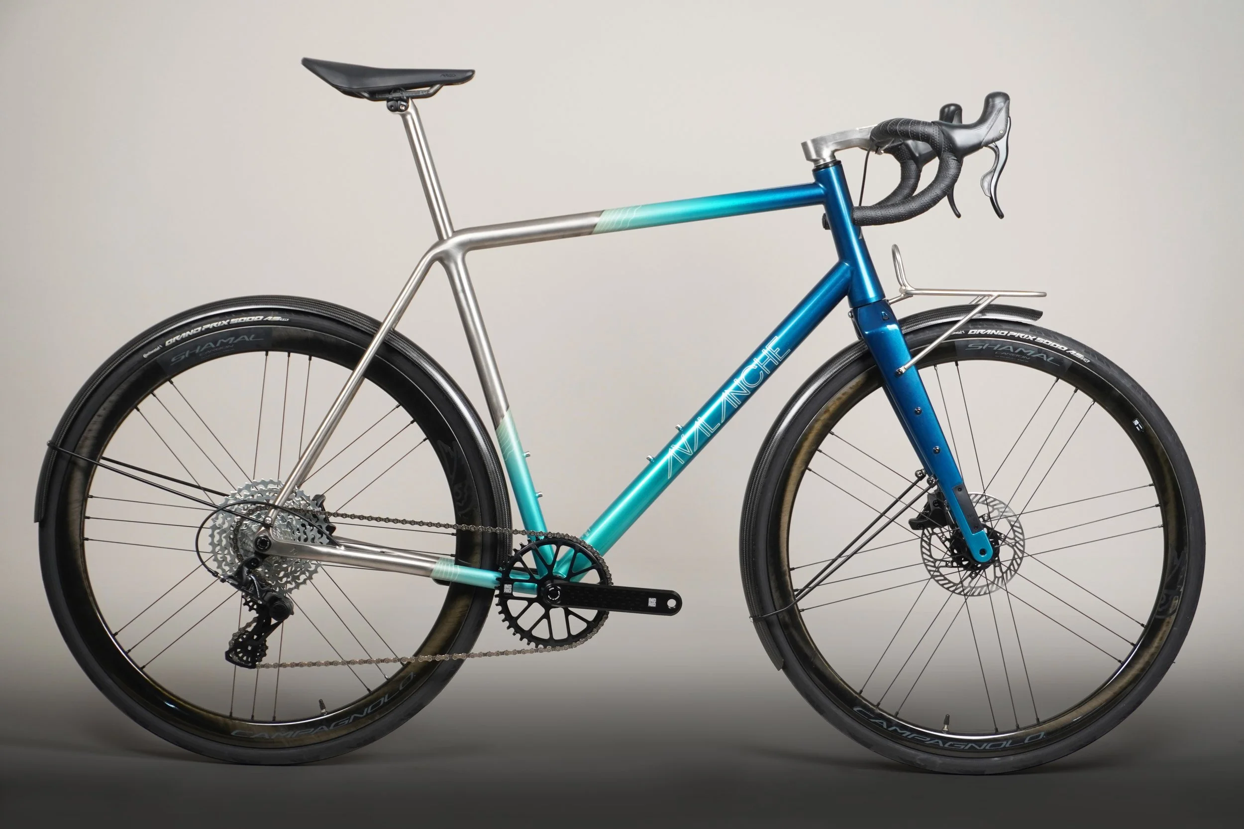AVALANCHE CYCLES-TITANIUM GRAVEL BLUE GRADIENT 01 copie.jpg