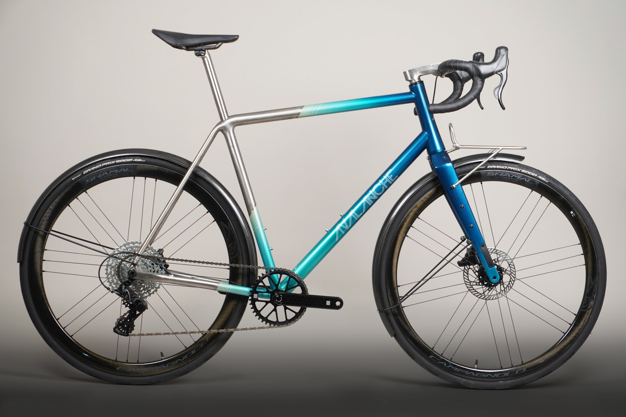 AVALANCHE CYCLES-TITANIUM GRAVEL BLUE GRADIENT 01 sur mesure.jpg