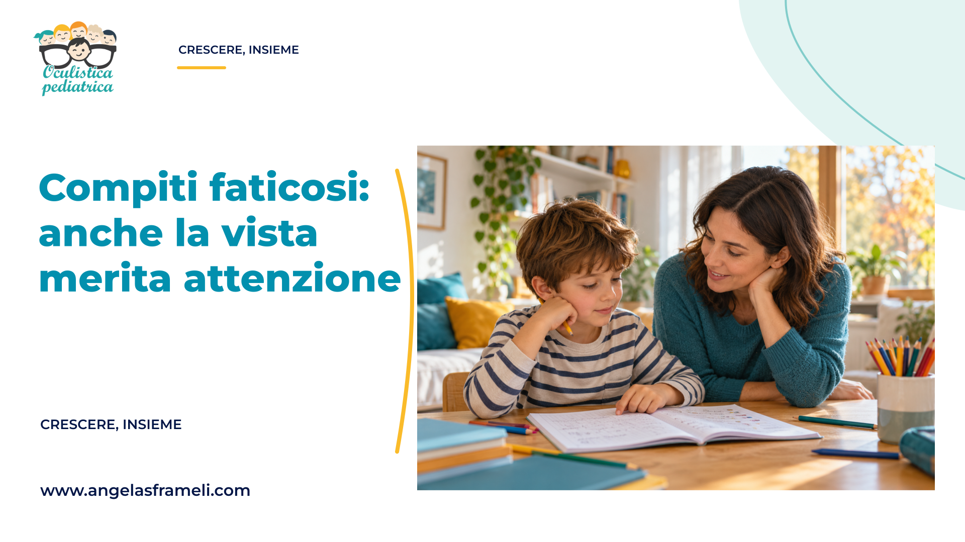 Scena illustrativa di una madre che affianca il figlio mentre legge un quaderno.