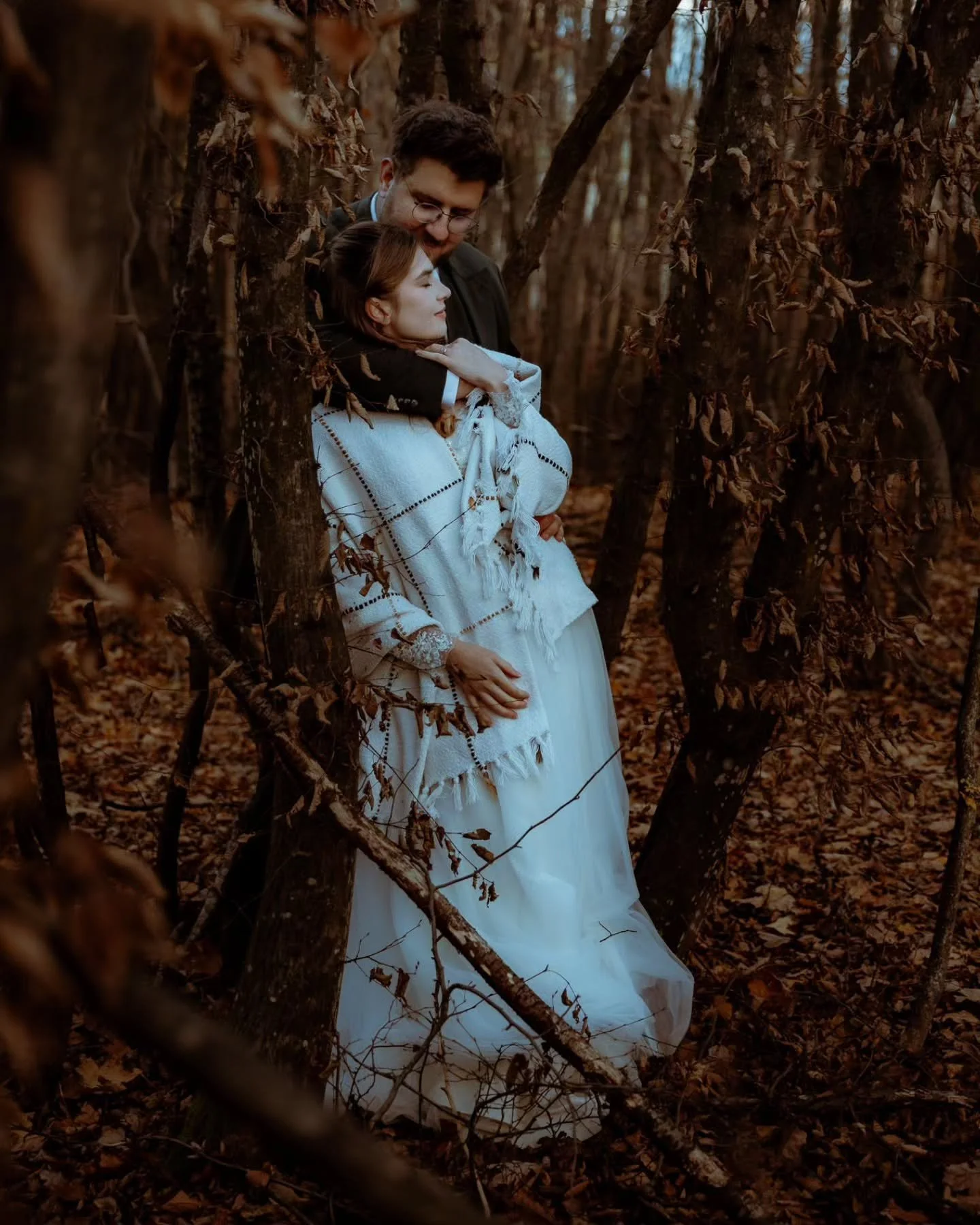 They wandered through the forest, laughing and holding hands as the sun turned everything golden. 🍂
These quiet, genuine moments are why I love what I do.