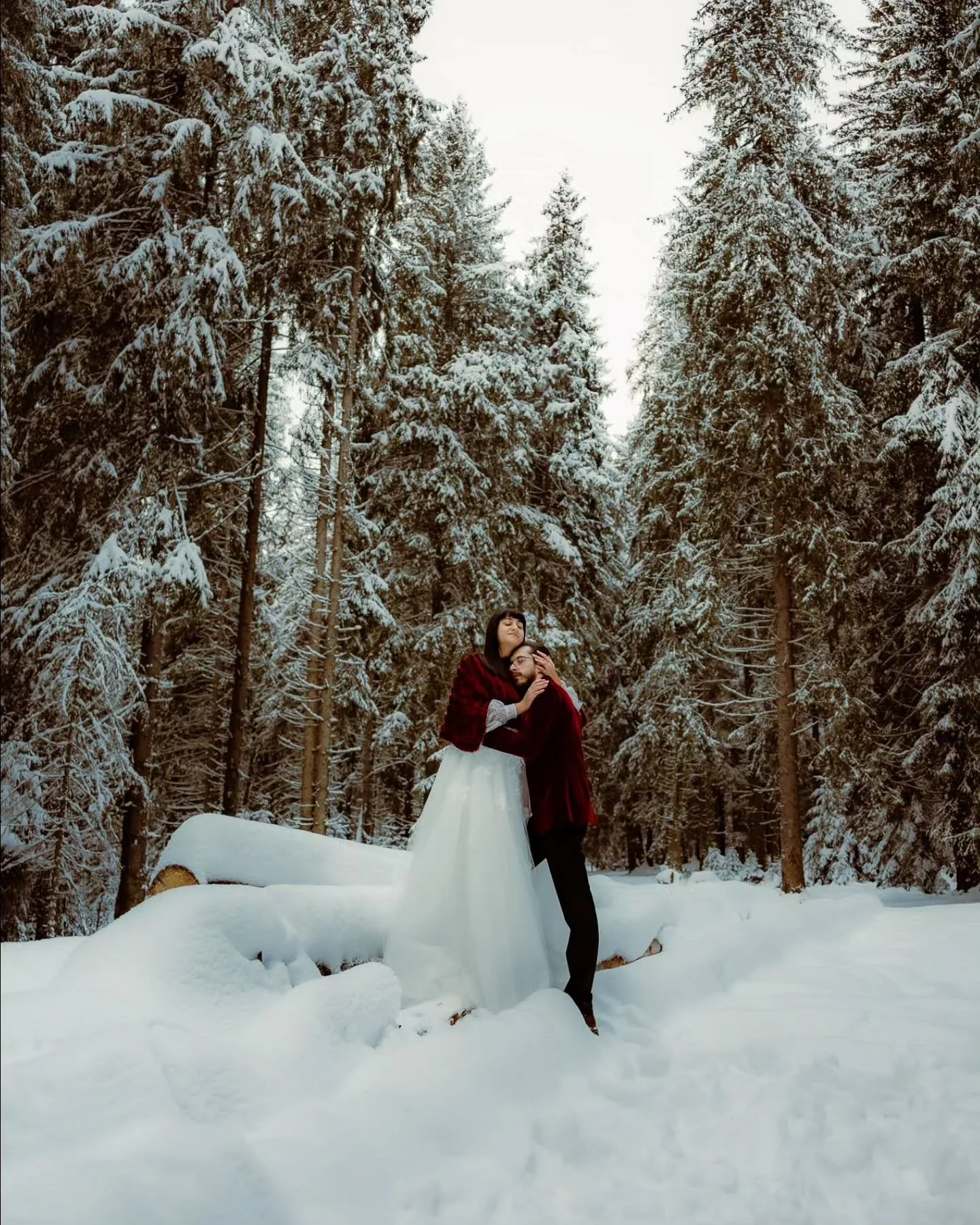 It was cold. Really cold ❄️ But they stayed close, laughed through it, and just when we thought our fingers couldn&rsquo;t get any colder, the sun gave us the most beautiful golden goodbye!
-
-
-
-
-
#weddinginspiration 
#authenticlovemag 
#loveandwi