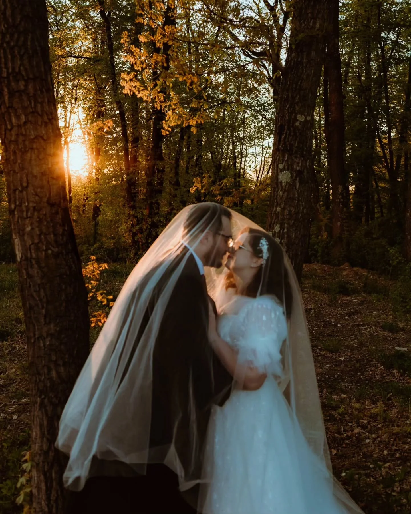 My first wedding I photographed this year, and what a beautiful one to start with. Emotional vows, golden sunset skies, and so many moments full of love. Grateful to capture days like this ✨📸
