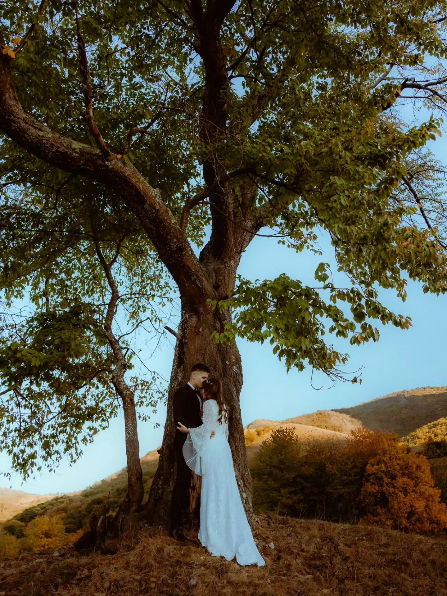 From a photographer&rsquo;s perspective, autumn light, old ruins, and two people who couldn&rsquo;t stop smiling &mdash; pretty much the perfect session.