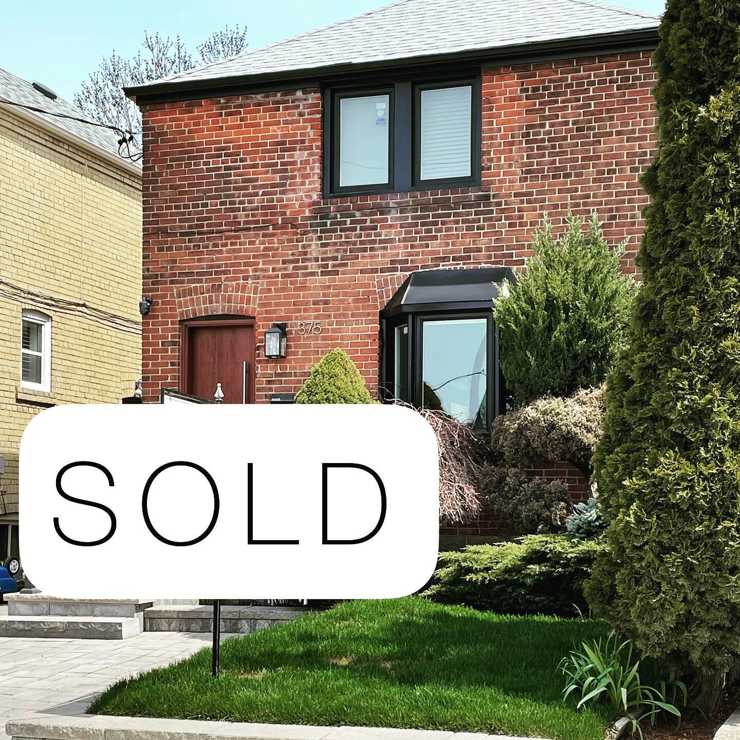 Congratulations to my buyer clients on the purchase of this Cedarvale doll house!! 

#cedarvalepark #toronto #realestate #luxury #realtor #greattimetobuy @foresthilldowntown