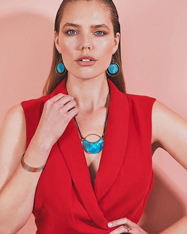 was extremely excited to be part of this shoot. For @daybyde_foundation
As a stylist my work was to ensure that I bring the jewelry to life. That meant being very specific on the wardrobe I picked and colors I selected. I wanted the wardrobe to compl