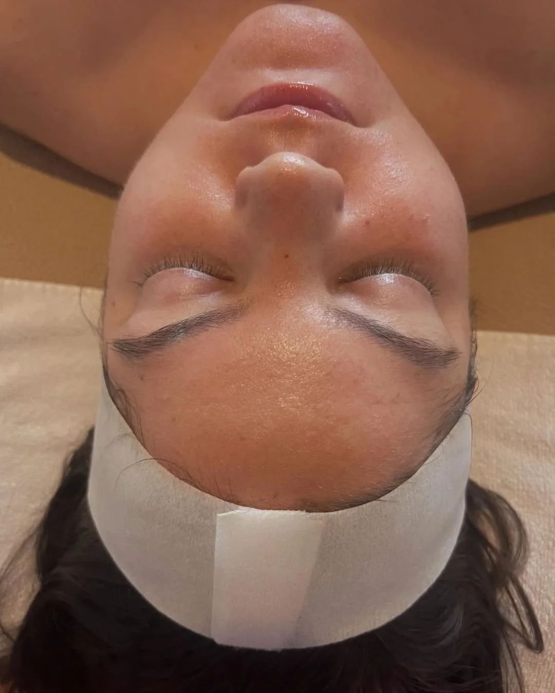 What is a Signature HydraFacial? 💧

 A multi-step treatment for healthy skin: cleanse, gentle peel, painless extractions, and intense hydration. Improves texture, pores, and tone. Best for congestion, dullness, and dryness. Consistent treatments = l