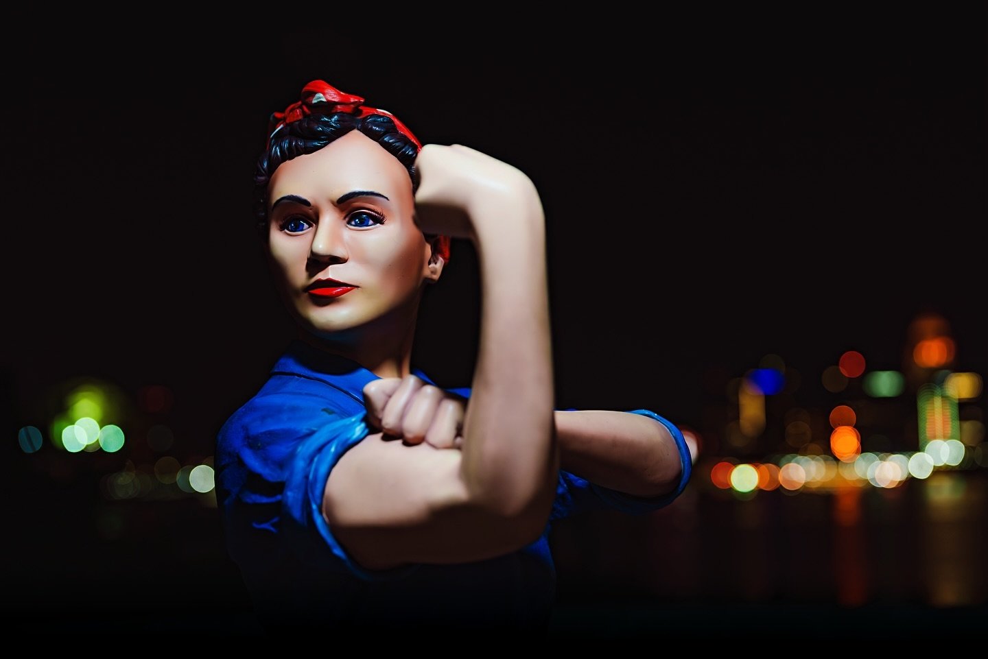 Rosie the Riveter standing tall with the downtown Louisville skyline in the background, a powerful tribute to the strength and resilience of women. Her legacy lives on in the heart of the city 💪🌟
-
-
-
#rosietheriveter #wecandoit #womenempowerment 