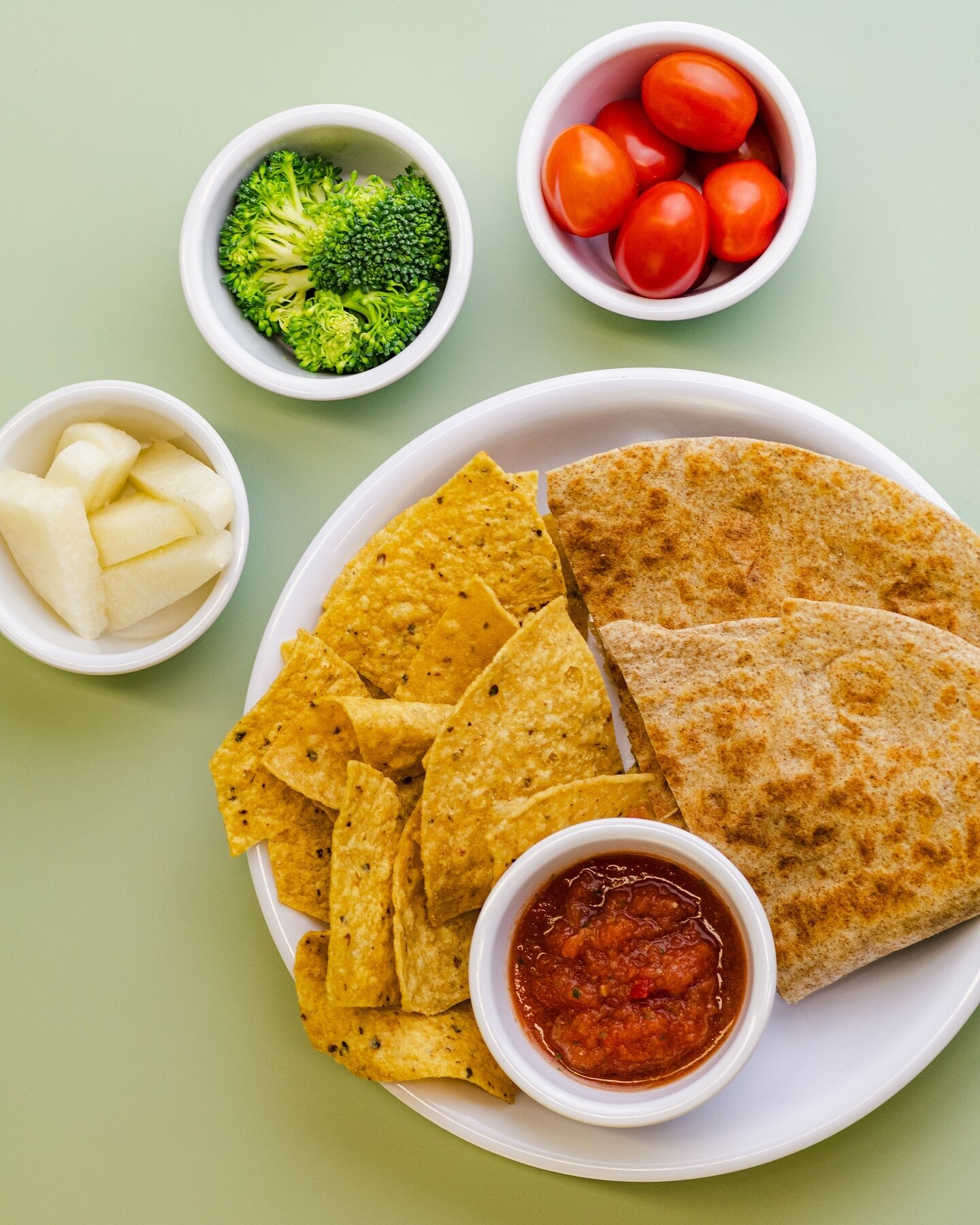 Another delightful menu awaits our students today: savory chicken quesadillas, accompanied by crunchy chips and yummy salsa, all complemented by fresh fruits and vegetables. #PataSchool #SchoolKitchensWithAMission #ThePatachouFoundation