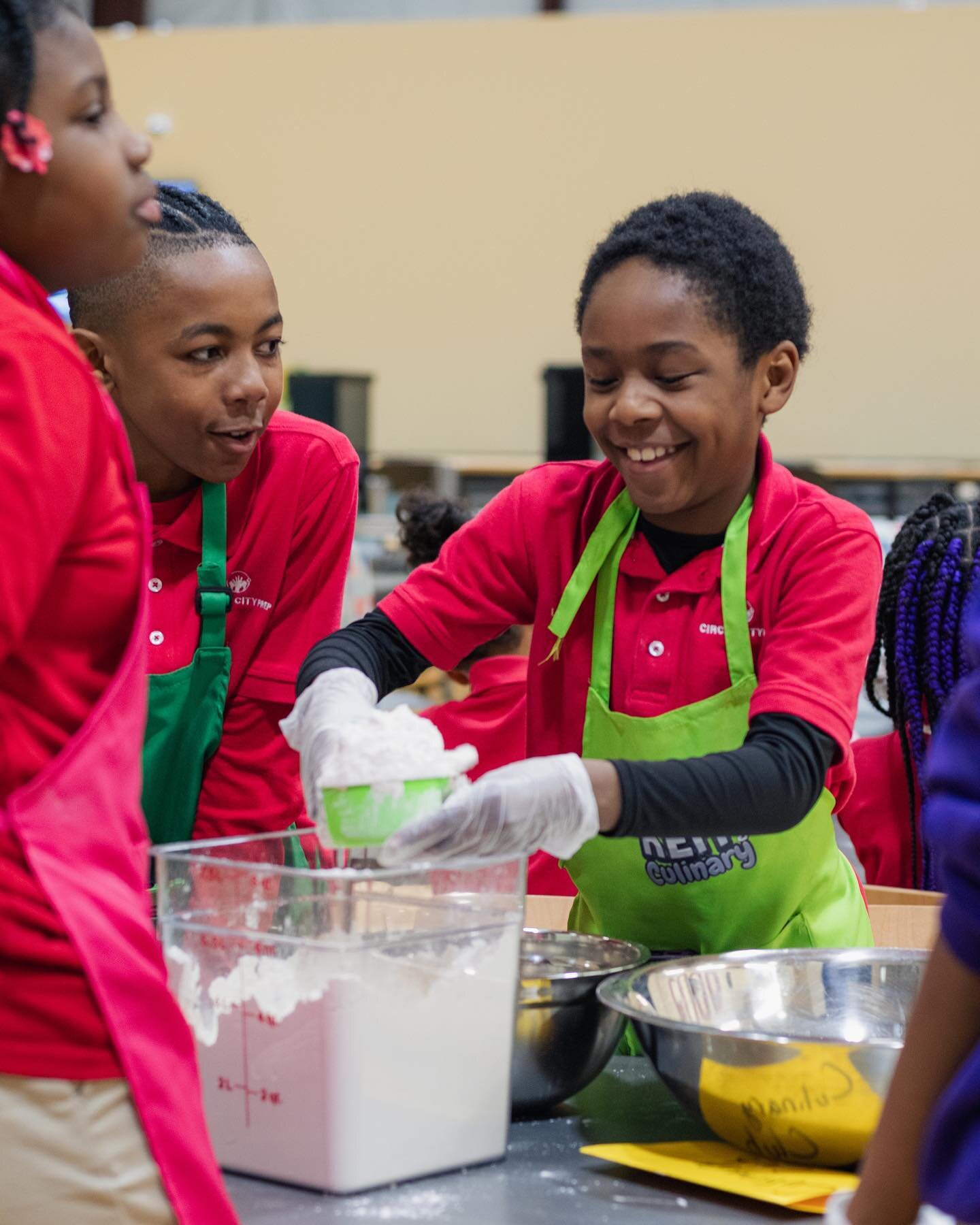 Let the baking begin! Chef Shannon helping the @circlecityprep Culinary Club with some chocolate chip cookies for their Black History Month bake sale. 🍪
#PataSchool #SchoolKitchensWithAMission #ThePatachouFoundation