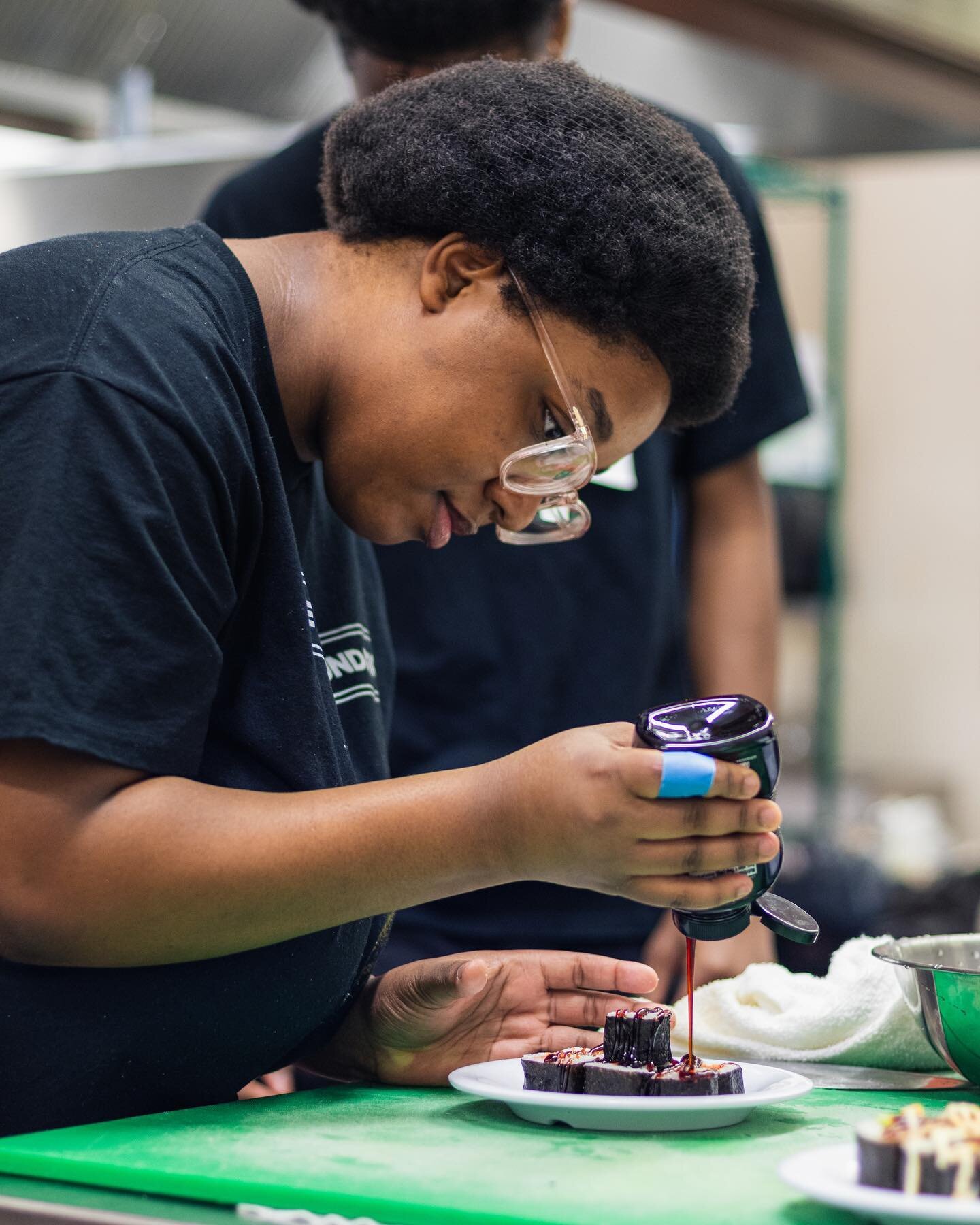 Chef Shannon is showing the Food Fellows how to make sushi step by step!

From cutting the ingredients, making rice, and rolling up the roll. It&rsquo;s a delicate task, and the Food Fellows did an amazing job! The knife skills they have been learnin