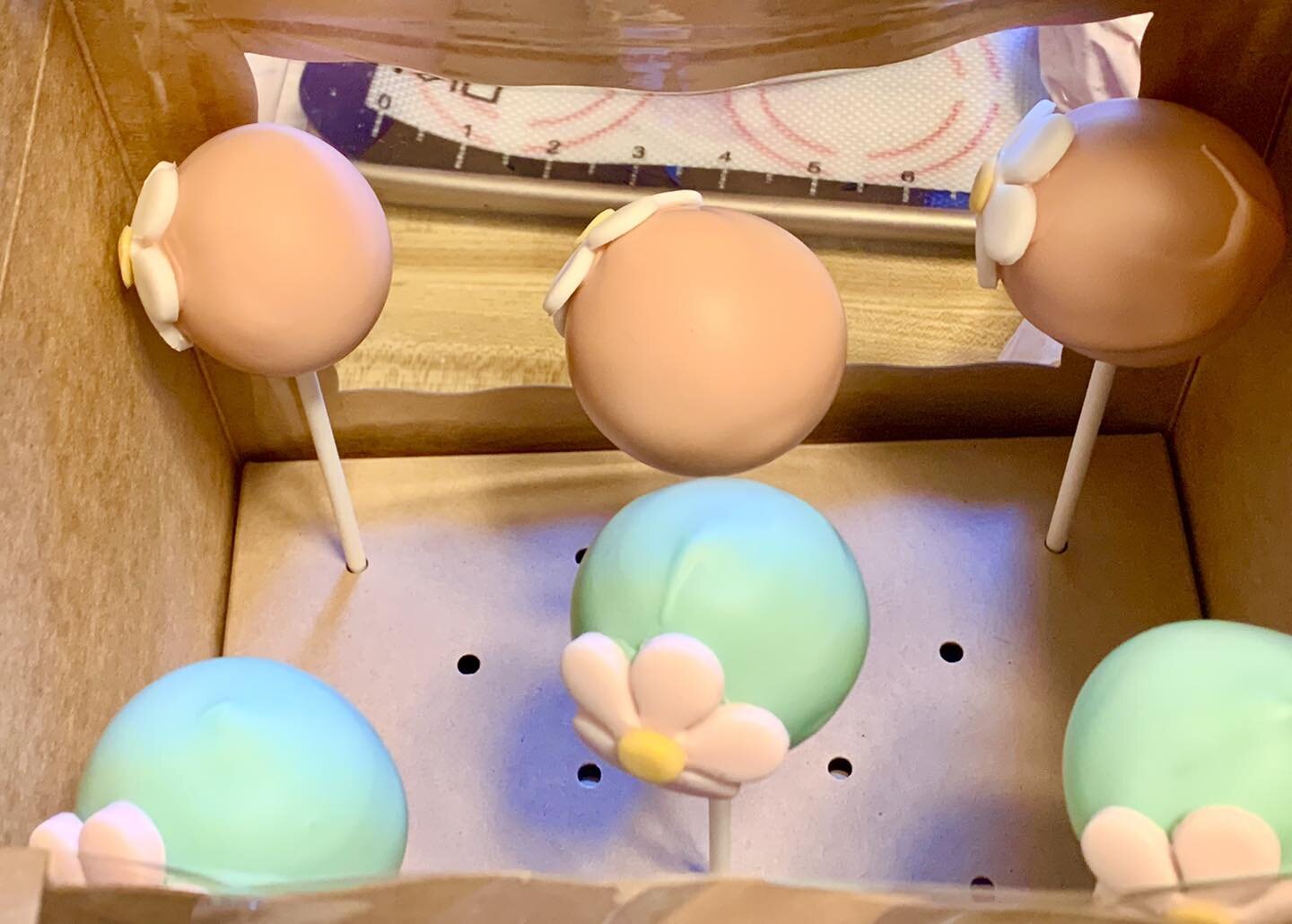 Daisy cake pops for the birthday girl!! My client asked for two different flavors of cake pops so we decided to color code them. Pink is my Jake Ryan (birthday cake) and the blue is my Sookie and Creme recipe (Oreo)  #cakepops #cakepopsofinstagram #b