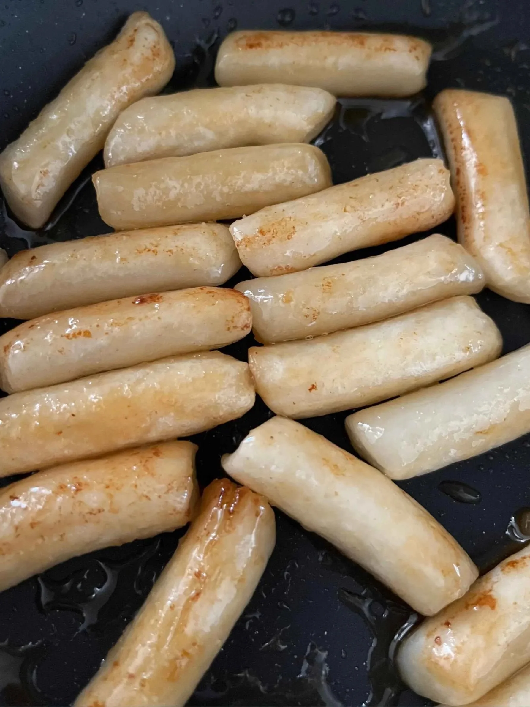 glazed pan, honey/soy sauce coating the rice cakes
