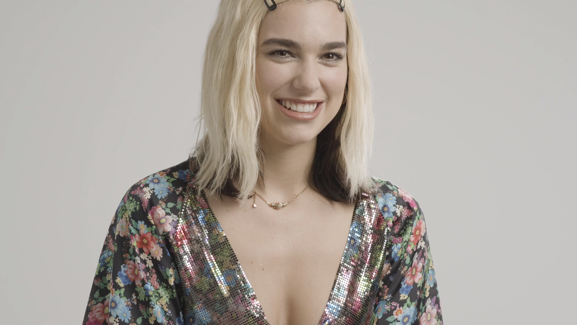 Screenshotter--YouTube-HowwelldoesDuaLipaknowAustraliaCelebrityInterviewVogueAustralia-0’10”.png