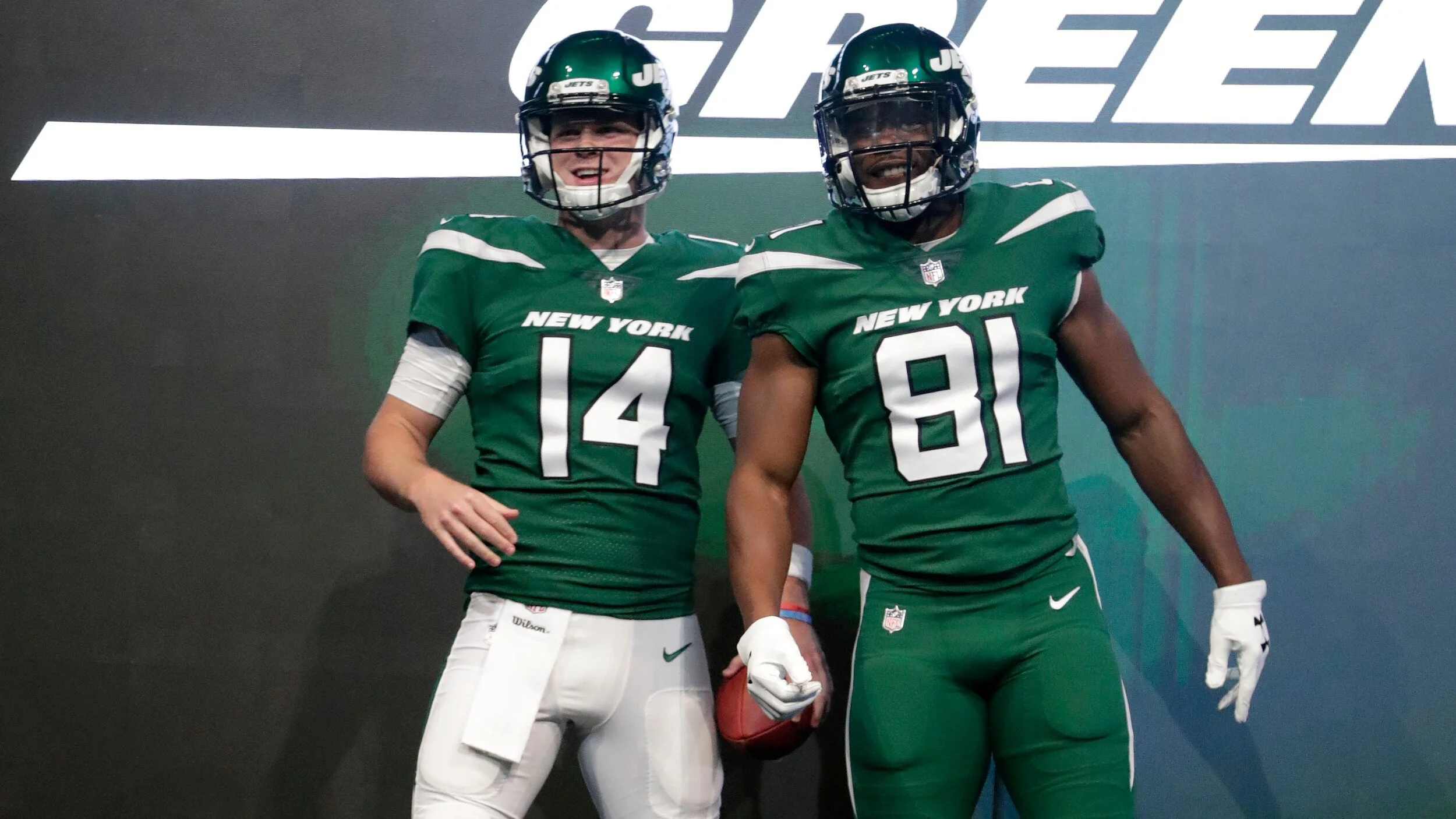 debf61a6-2316-4f2a-ba5e-e925705a5a34-AP_Jets_New_Uniforms_Football_1.jpeg