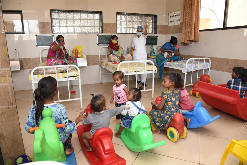  A nurse counselling to mothers of SUC on diet diversity at Mota Fofaliya CHC. 