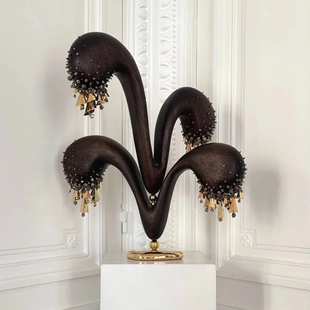 Sculpture en bois foncé avec ornements dorés et pyrite, objet d’art contemporain